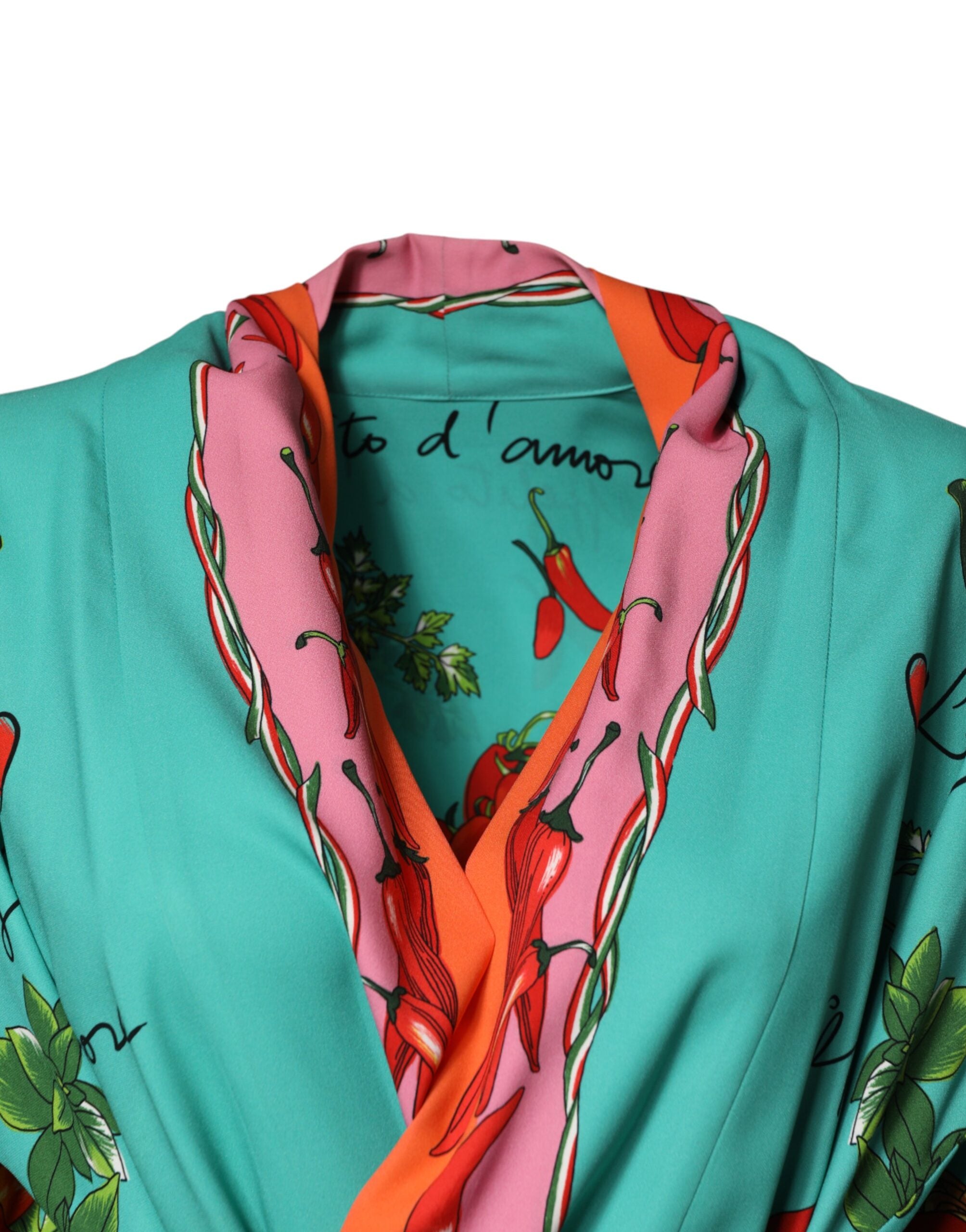 Robe longue à manches longues Dolce & Gabbana avec imprimé vert, coupe portefeuille et style élégant.