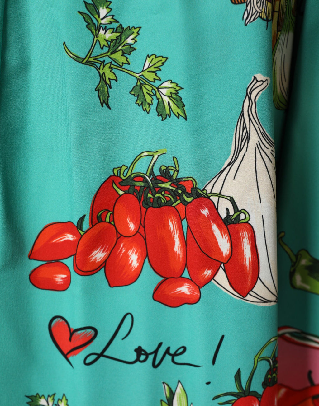 Robe longue Dolce & Gabbana à manches longues avec motif imprimé vert et ceinture enveloppante, élégance raffinée.