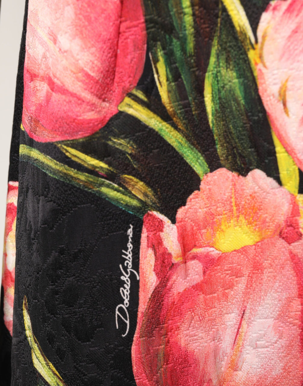 Robe courte en viscose noire à fleurs, style ligne A, de la marque Dolce & Gabbana, avec motif floral élégant.