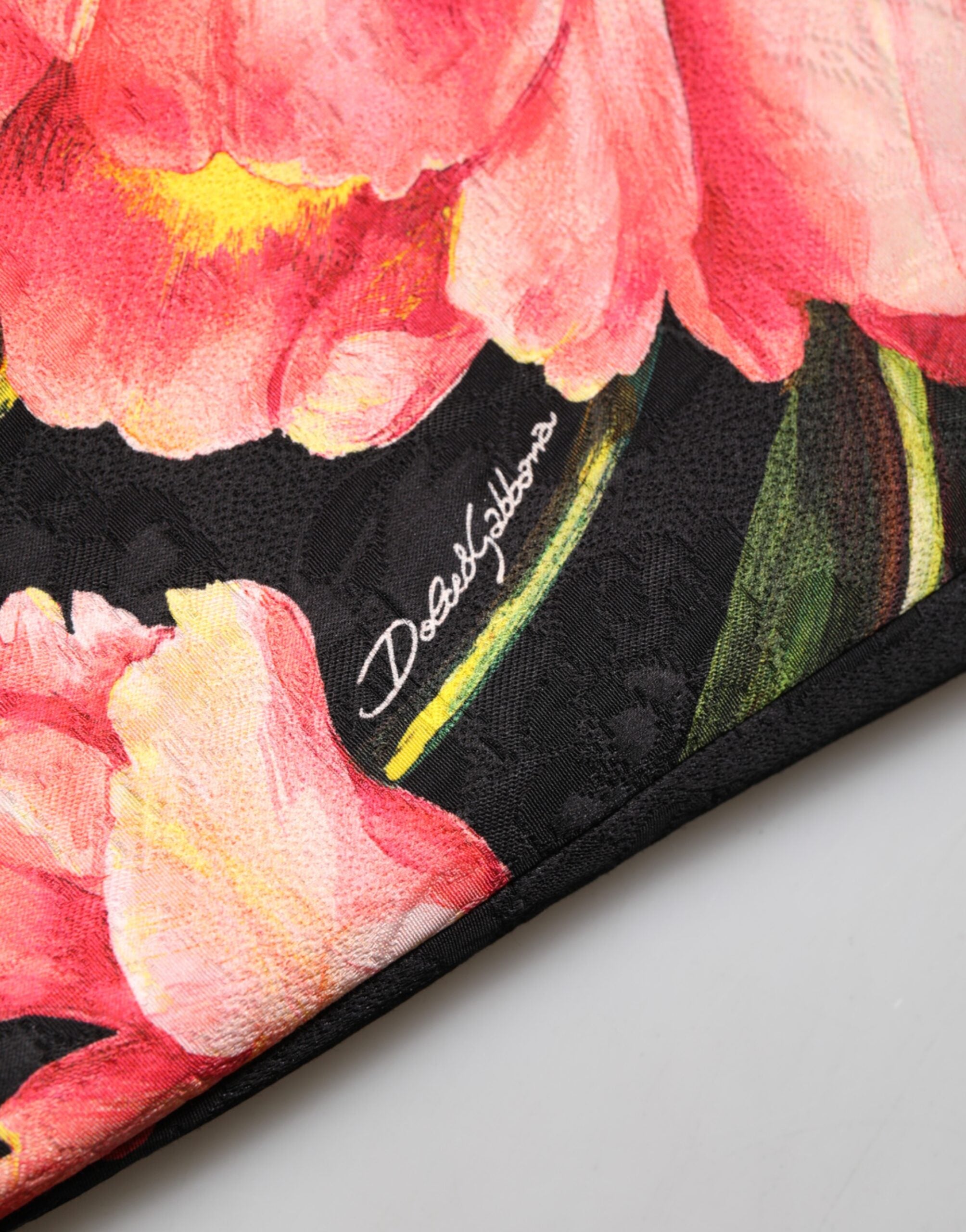 Robe courte noire à motif floral en viscose de Dolce & Gabbana, coupe en A, élégante et fluide.