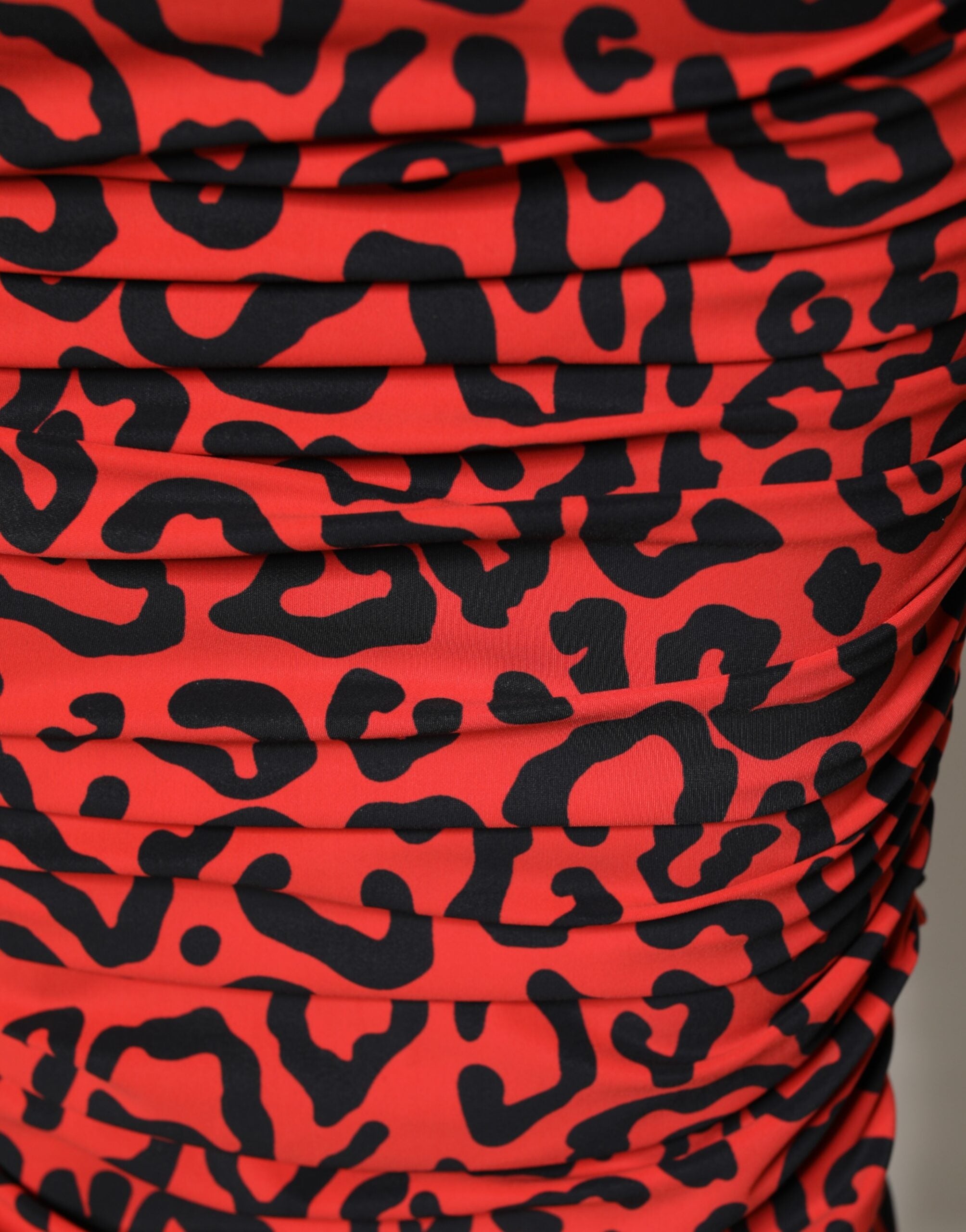 Robe midi en nylon à imprimé léopard rouge de Dolce & Gabbana, coupe ajustée et élégante.