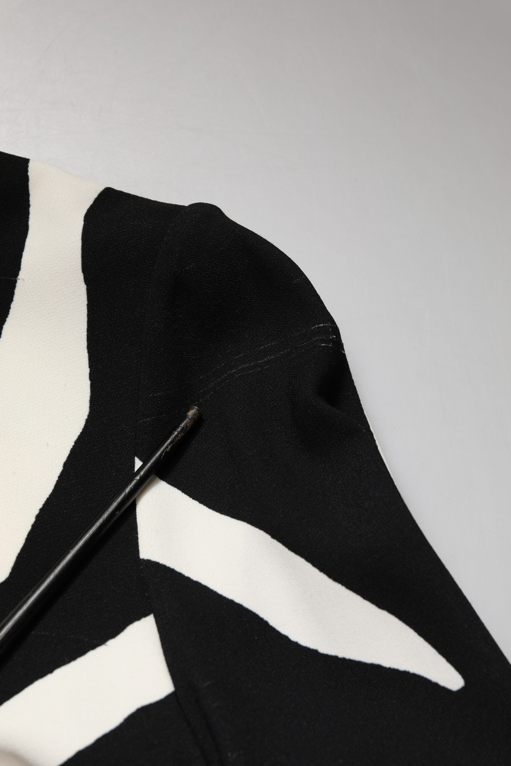 Robe midi en viscose noir et blanc à rayures zèbre de Dolce & Gabbana, coupe ajustée et élégante, vue de face.