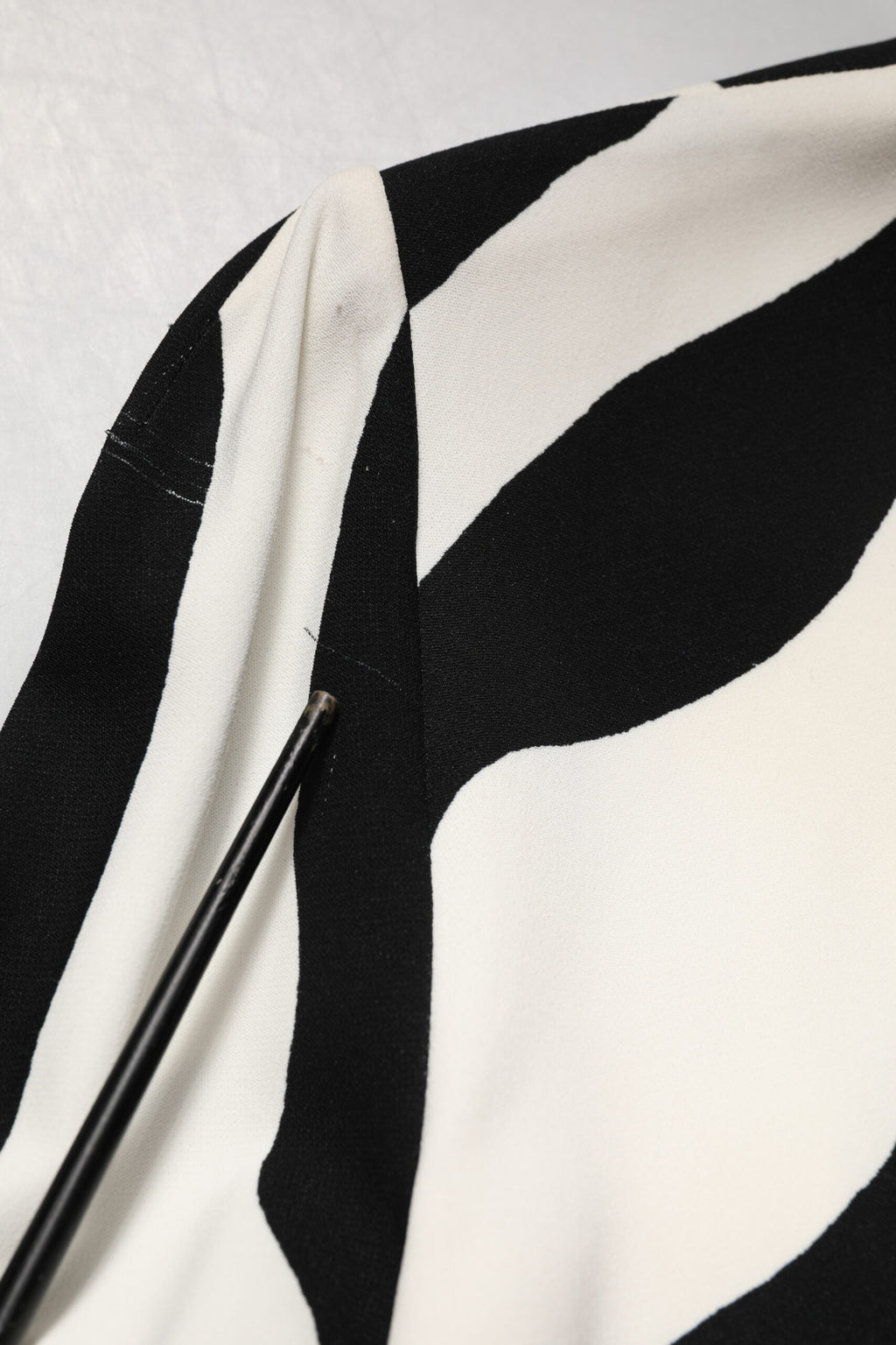Robe midi Dolce & Gabbana en viscose noire et blanche avec motif zèbre, coupe ajustée et élégante.