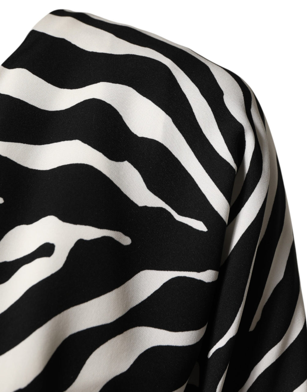 Robe courte en soie à motif zèbre noir et blanc de Dolce & Gabbana, silhouette ajustée et élégante.