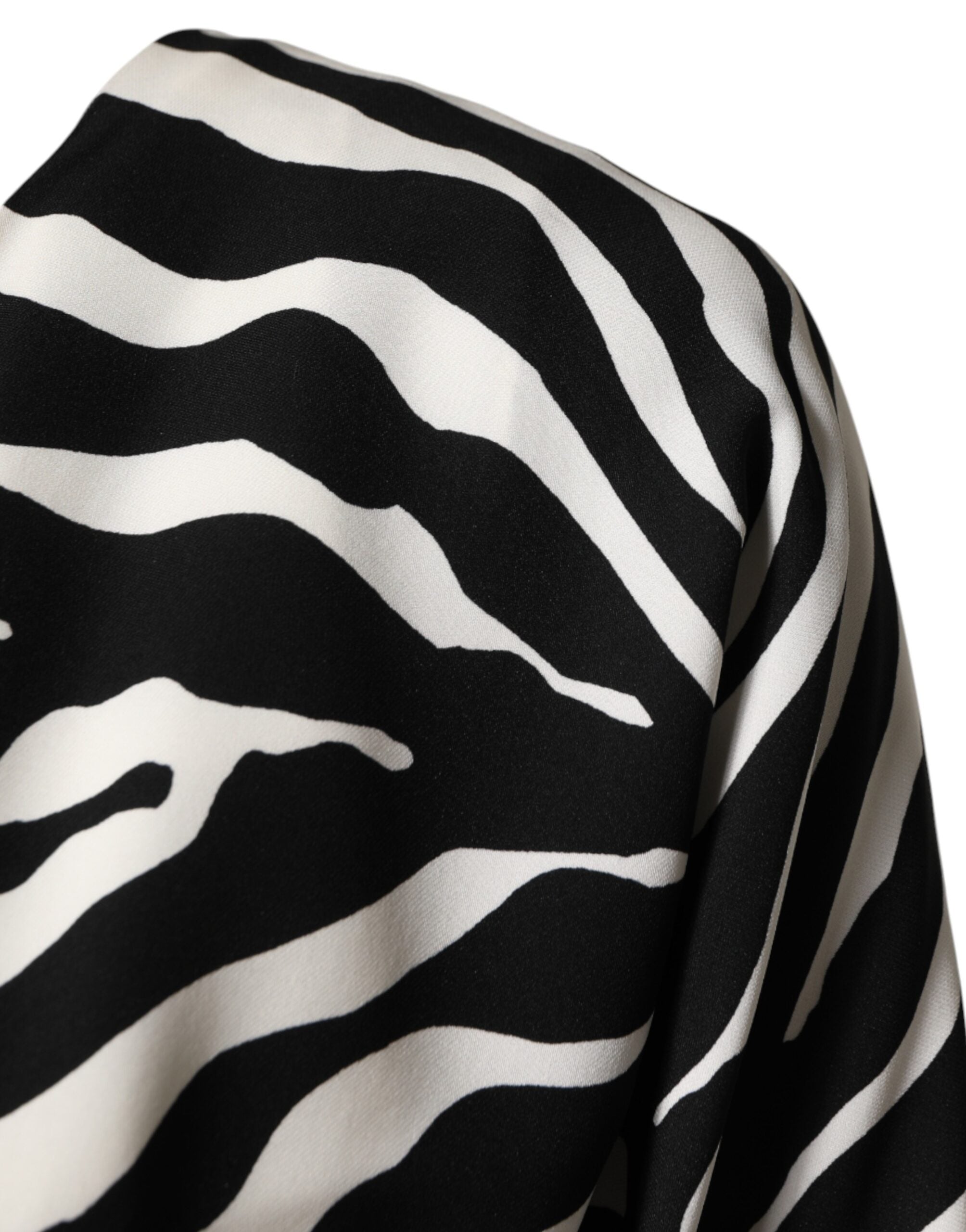 Robe courte en soie à motif zèbre noir et blanc de Dolce & Gabbana, silhouette ajustée et élégante.
