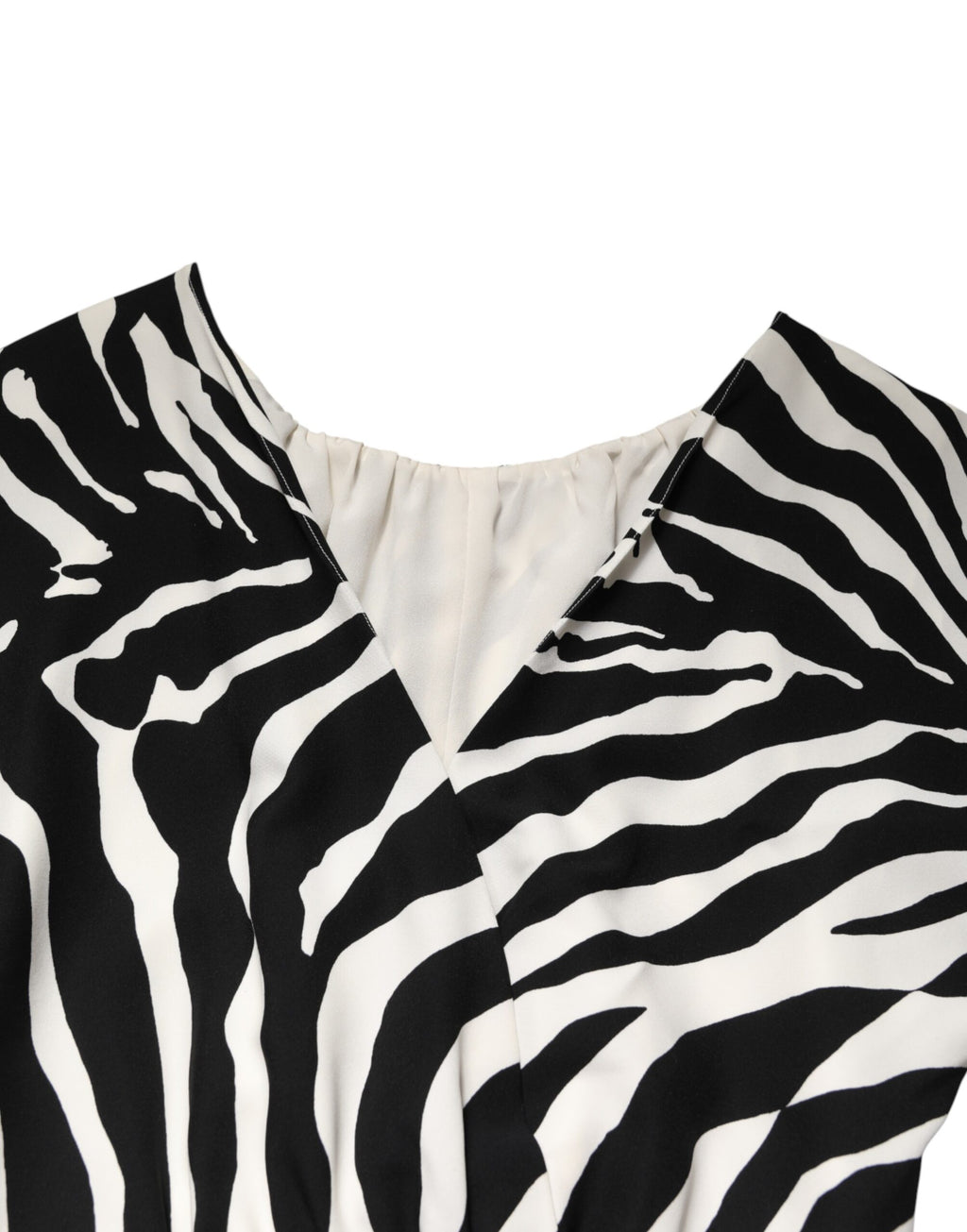 Robe courte en soie noire et blanche à motif zèbre de Dolce & Gabbana, coupe ajustée et élégante.
