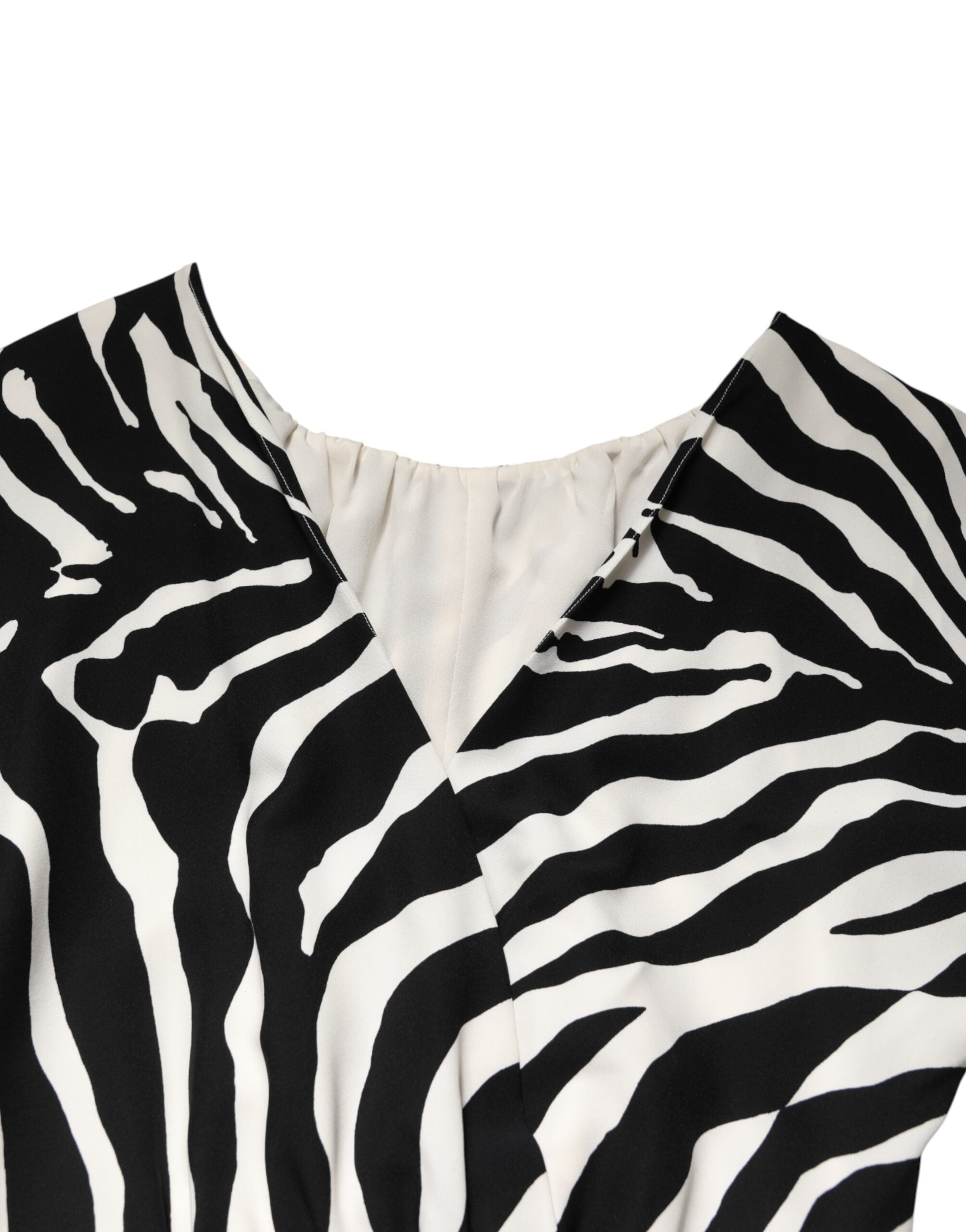 Robe courte en soie noire et blanche à motif zèbre de Dolce & Gabbana, coupe ajustée et élégante.