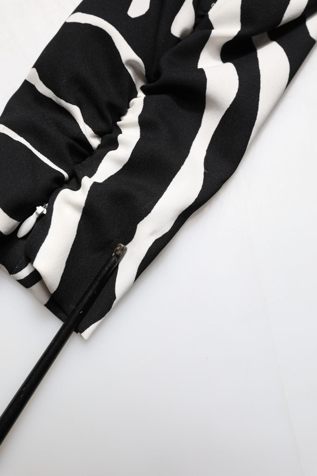 Robe courte en soie noire et blanche à motif zèbre de Dolce & Gabbana, coupe ajustée et élégante.