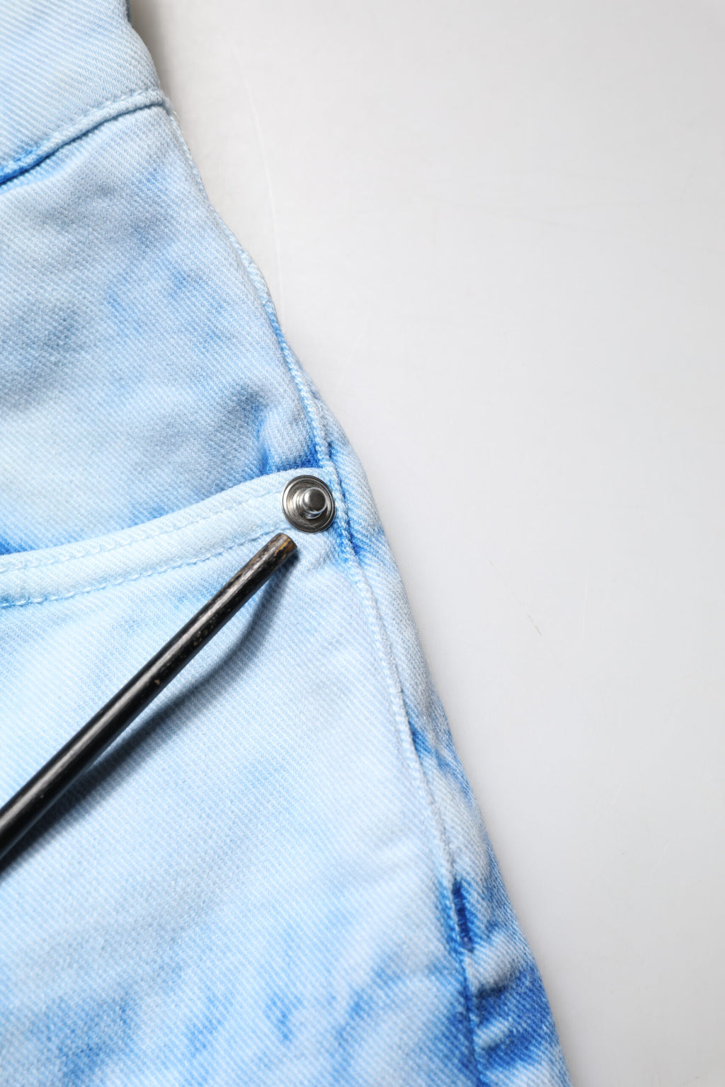 Jeans en denim skinny taille haute Dolce & Gabbana Light Blue avec coupe ajustée, visible sur le modèle.