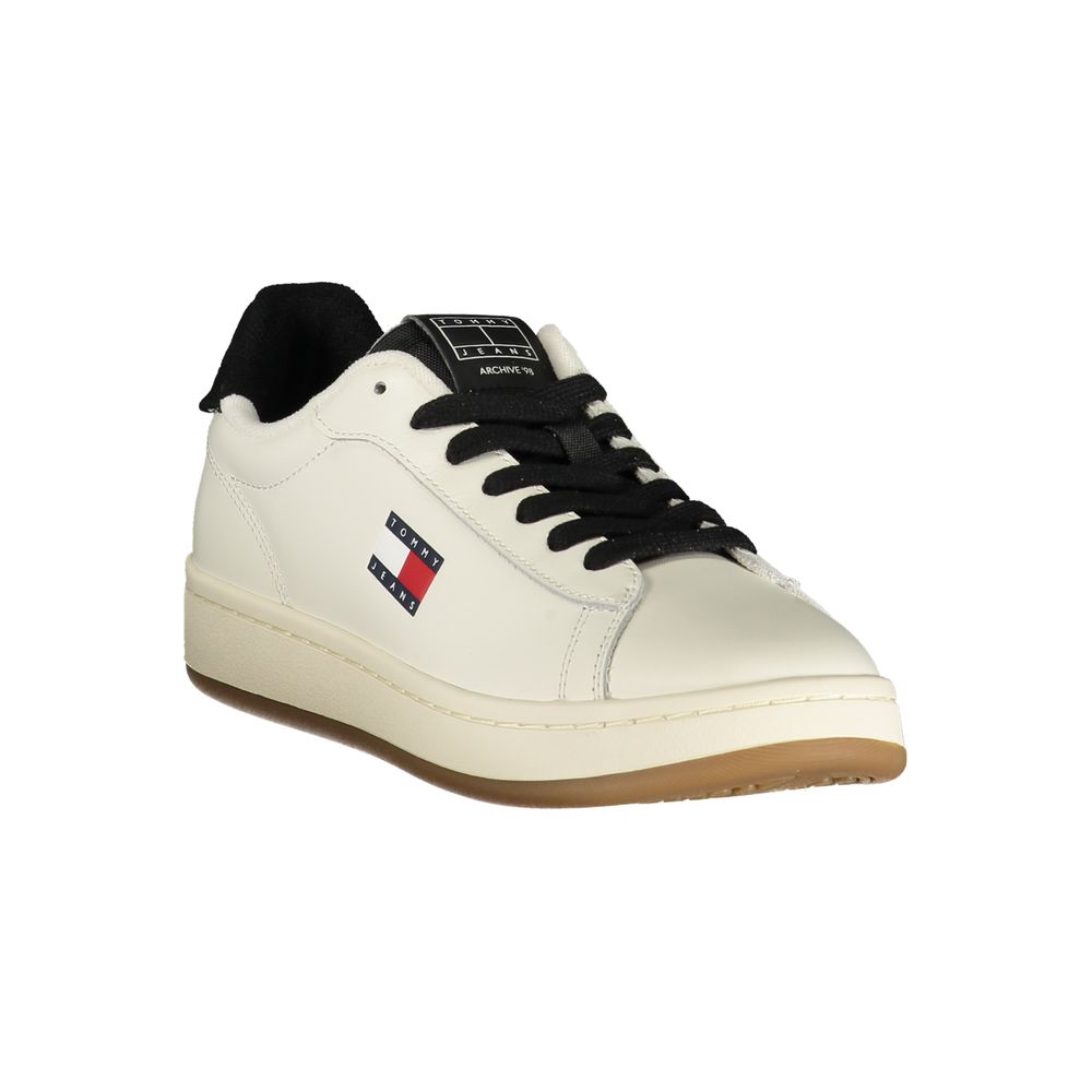 Sneakers Tommy Hilfiger Bianco en polyuréthane pour femme, vue de côté, avec semelle blanche et design épuré.