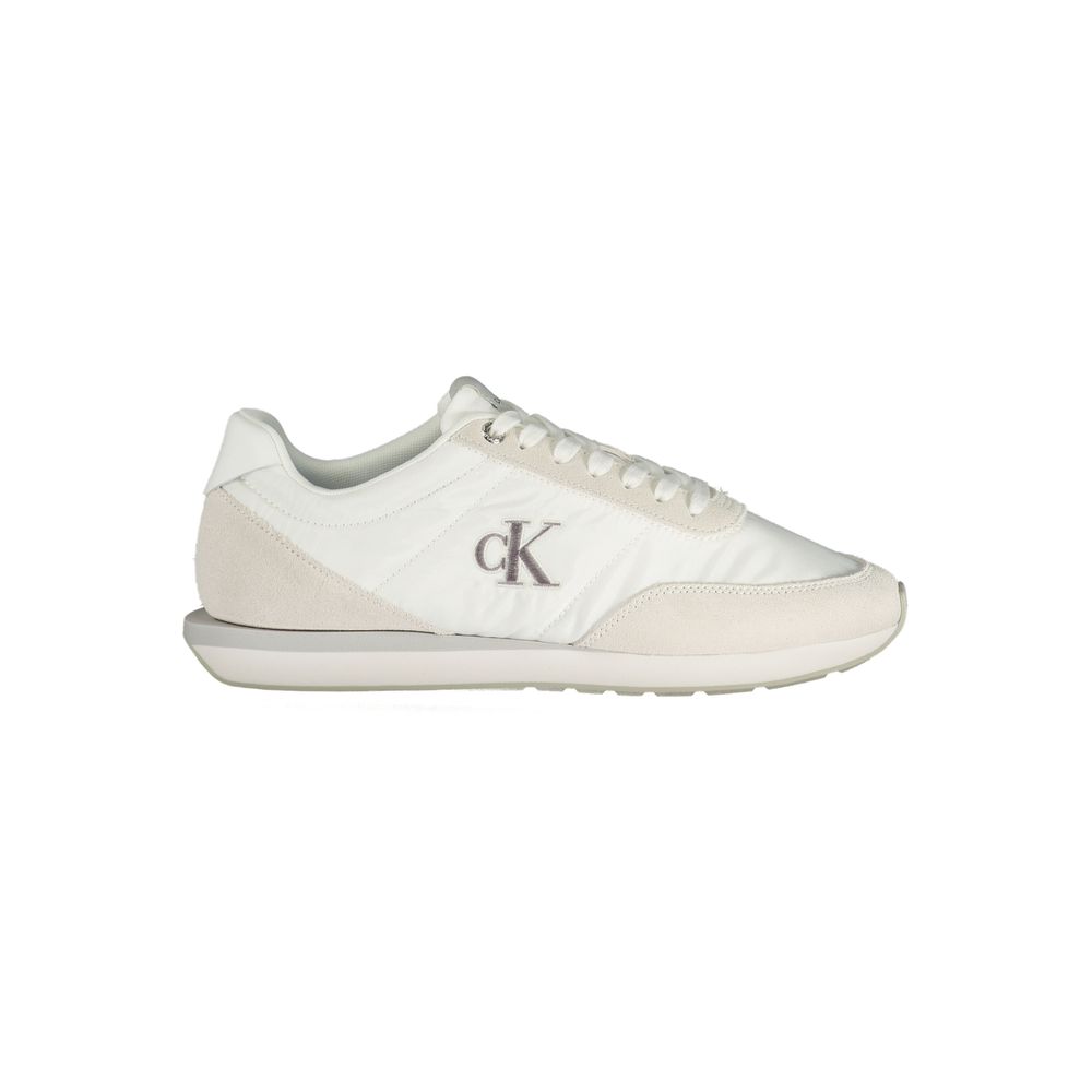 Sneakers homme Calvin Klein en polyester recyclé blanc, vue frontale avec détails de la semelle et design épuré