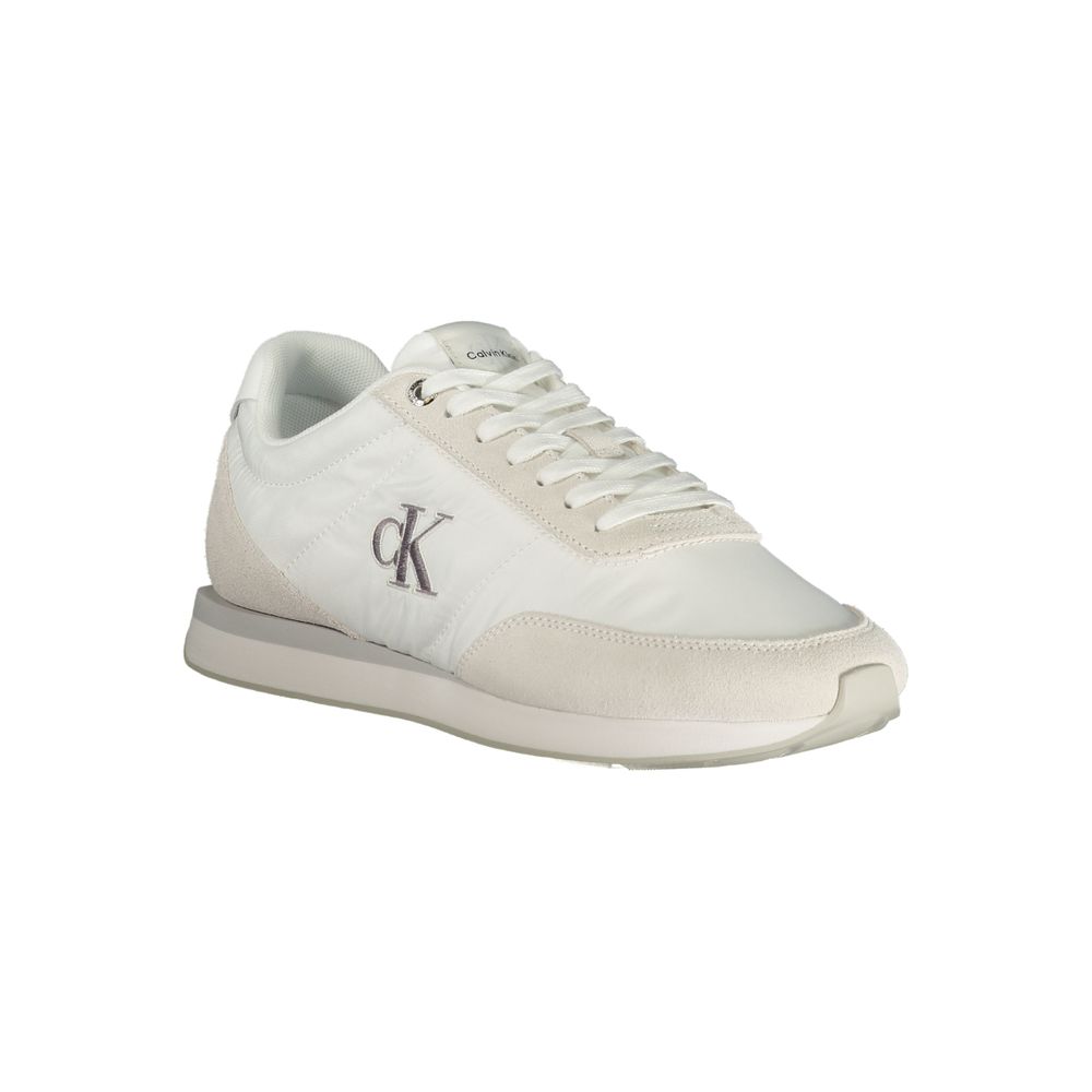 Sneaker homme Calvin Klein en polyester recyclé blanc, vue de face, avec design épuré et semelle blanche.
