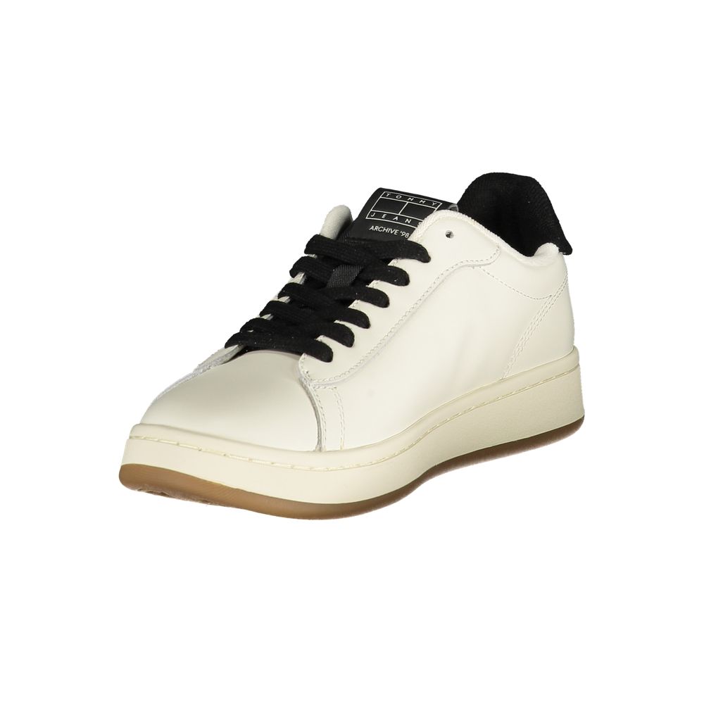 Sneaker blanche en polyuréthane pour femme de la marque Tommy Hilfiger, moderne et confortable, vue de face.