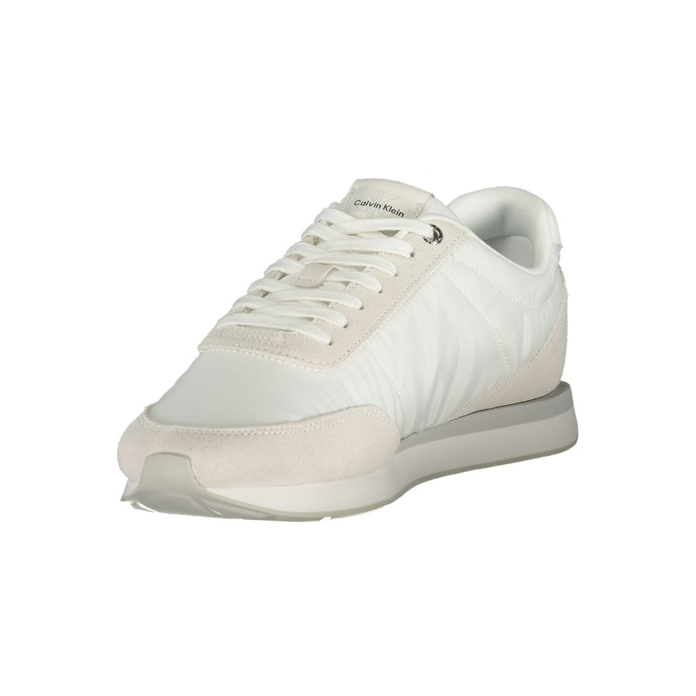 Sneakers hommes Calvin Klein en polyester recyclé blanc, vue de côté, avec semelle blanche et design épuré.