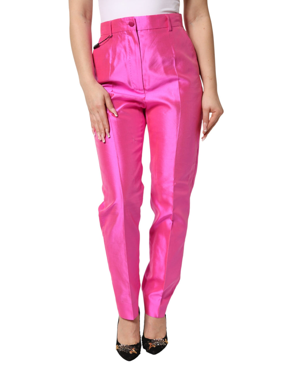 Pantalon Dolce & Gabbana en soie rose à taille haute, style élégant et fluide, visible en détail sur la photo.
