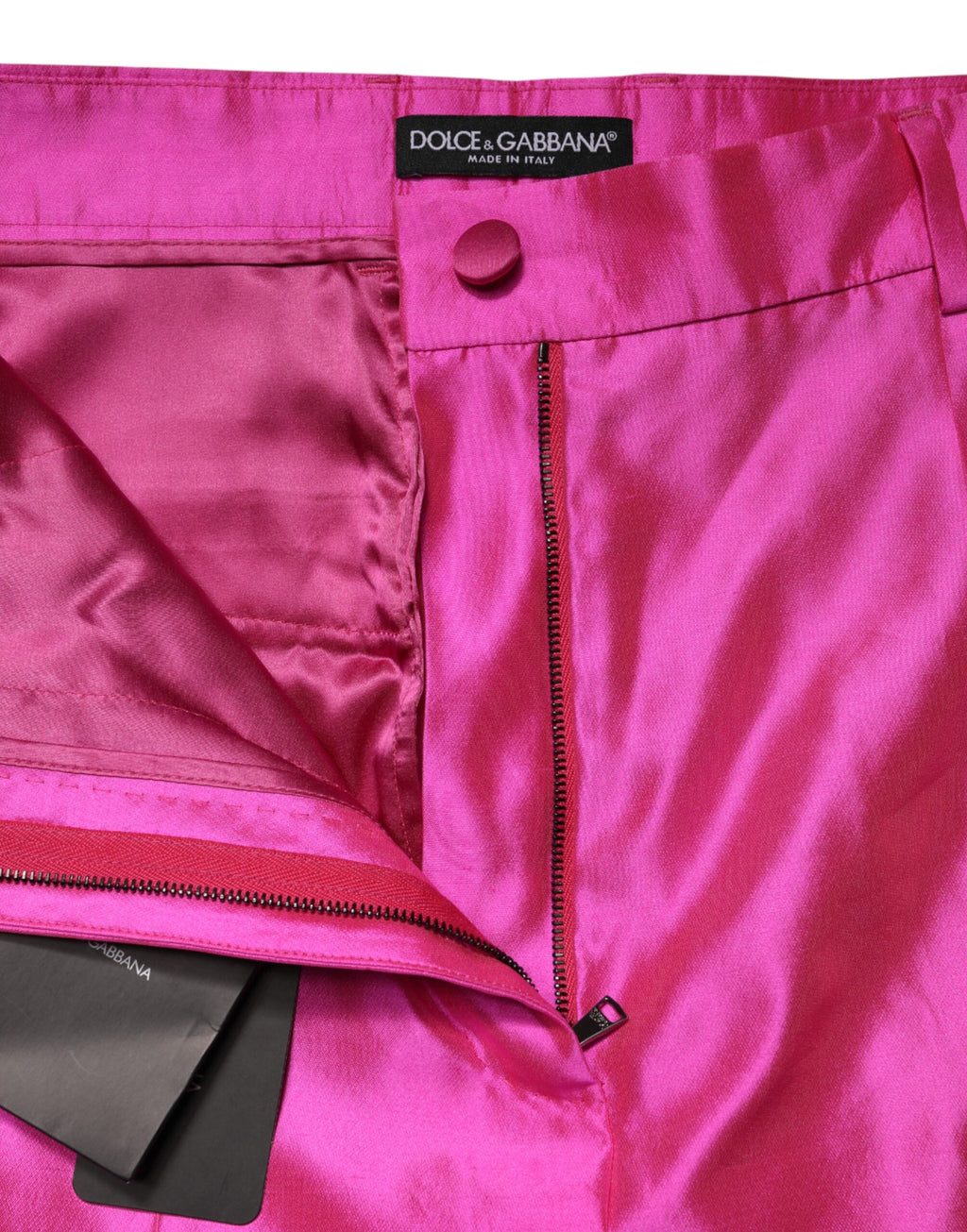 Pantalon taille haute en soie rose Dolce & Gabbana, style élégant, visible détails de couture et coupe sophistiquée.