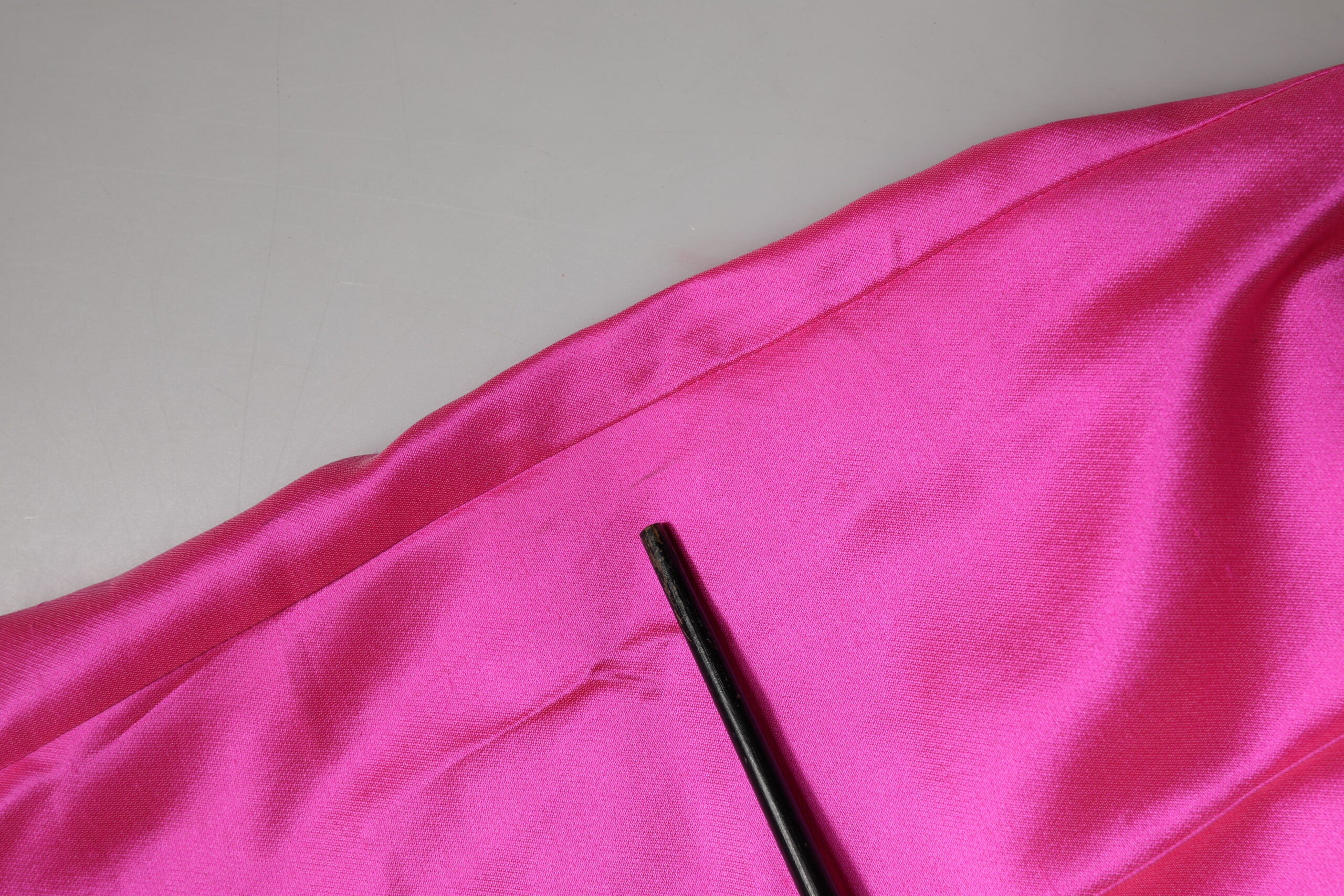 Pantalon Dolce & Gabbana en soie rose à taille haute, style élégant pour femme, visible avec détails de couture raffinés.