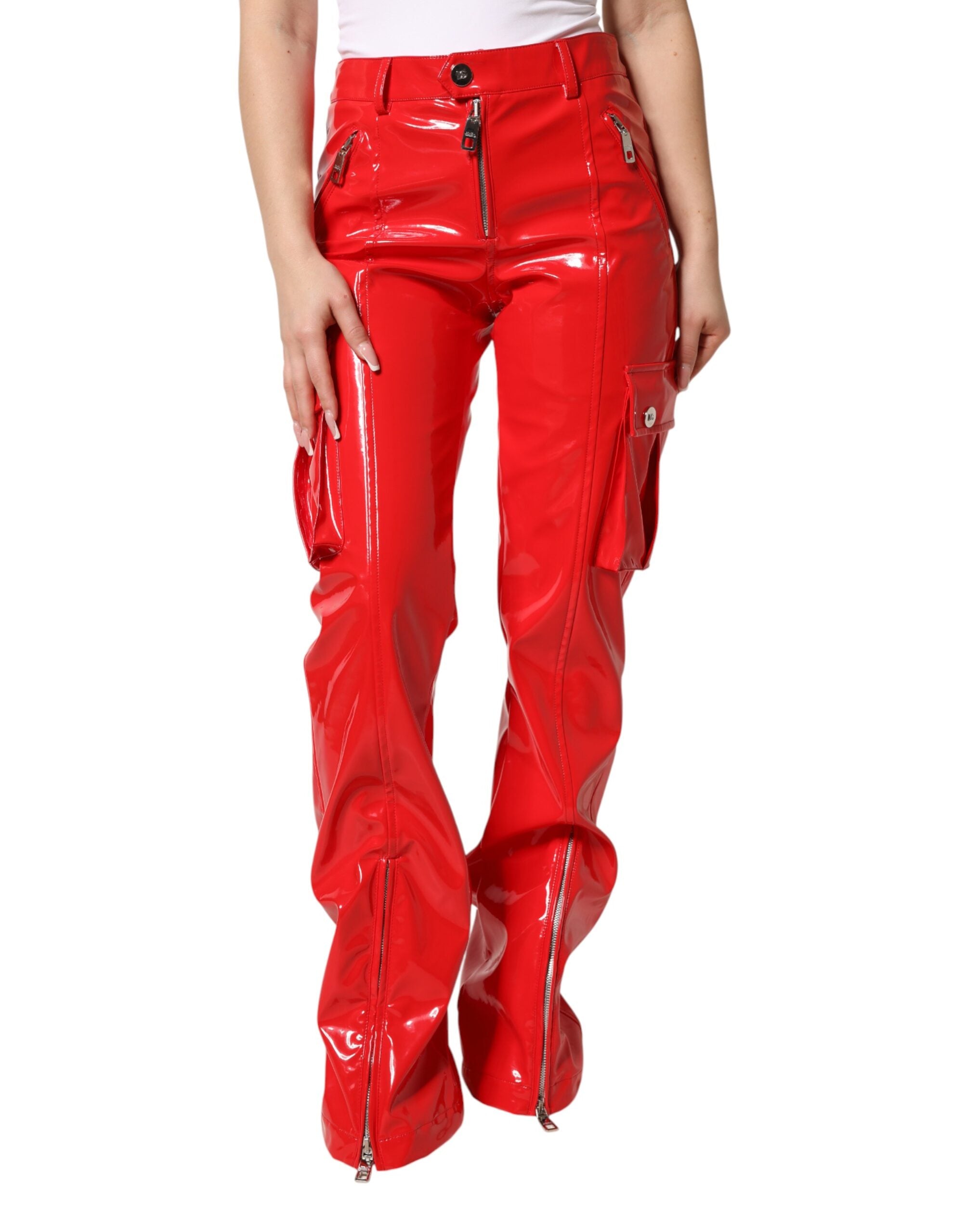 Pantalons cargo rouges Dolce & Gabbana en polyester brillant, coupe boot cut, détails modernes et élégants pour un style sophistiqué