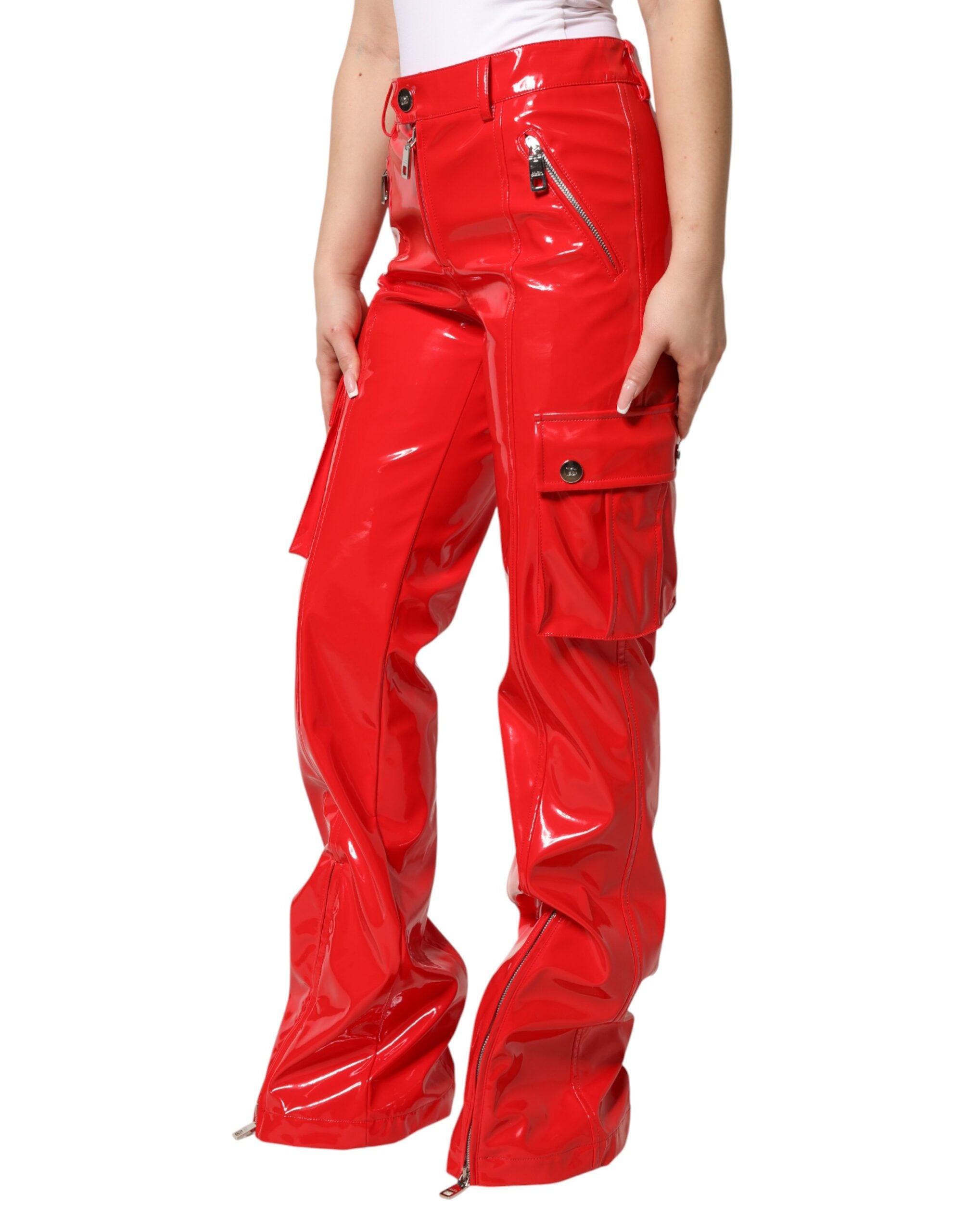 Pantalon cargo rouge brillant en polyester Dolce & Gabbana avec coupe boot cut, visible avec détails du tissu et style élégant.