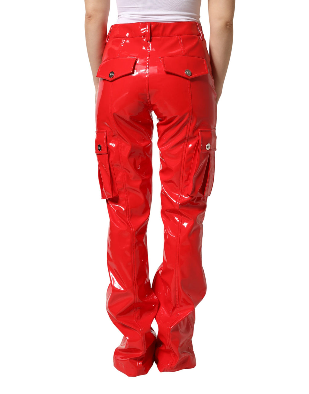 Pantalon cargo rouge en polyester brillant Dolce & Gabbana, coupe boot cut, vue de face sur un fond neutre.