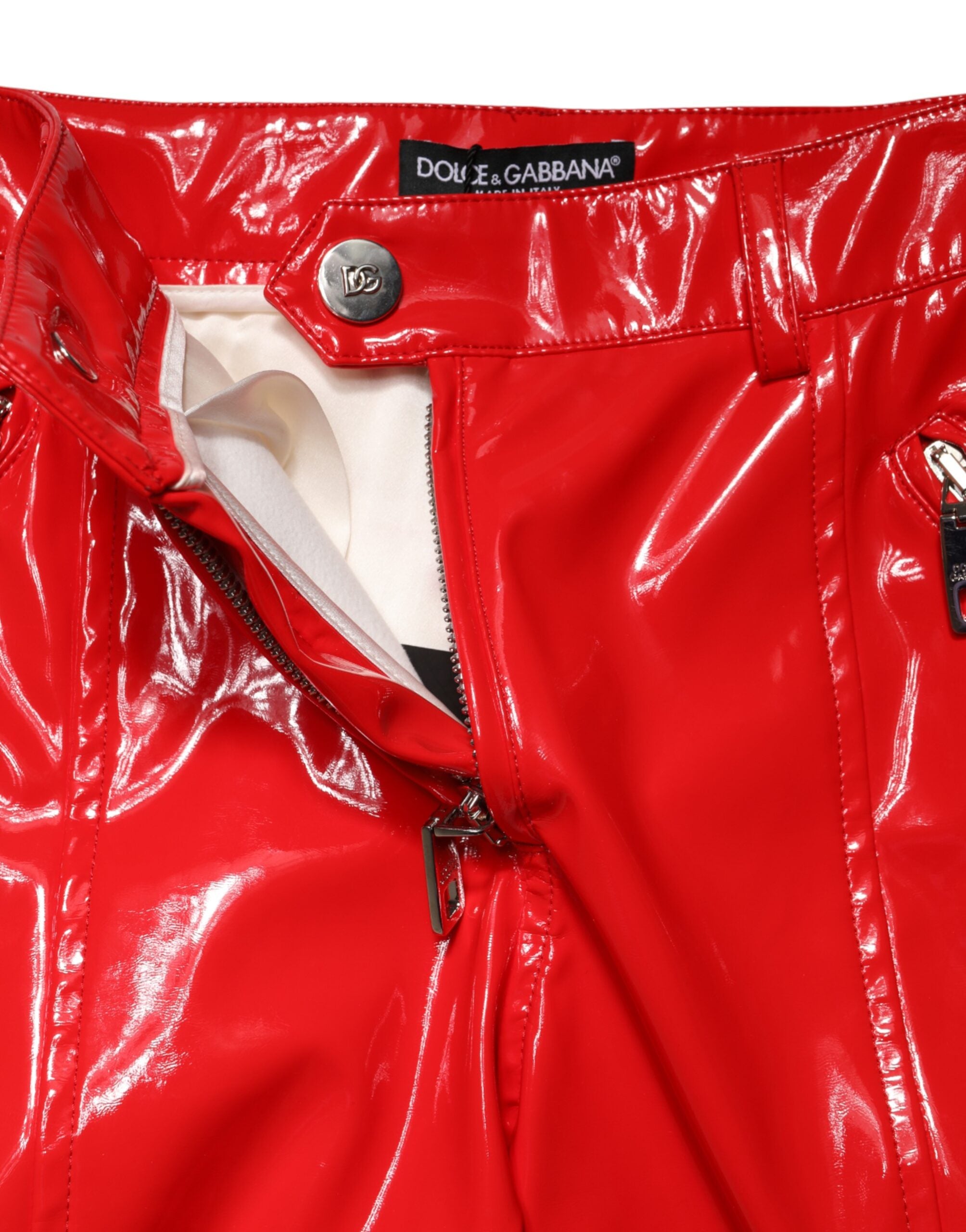 Pantalons cargo Dolce & Gabbana rouges en polyester brillant, coupe boot cut, style tendance, image de vêtements élégants.