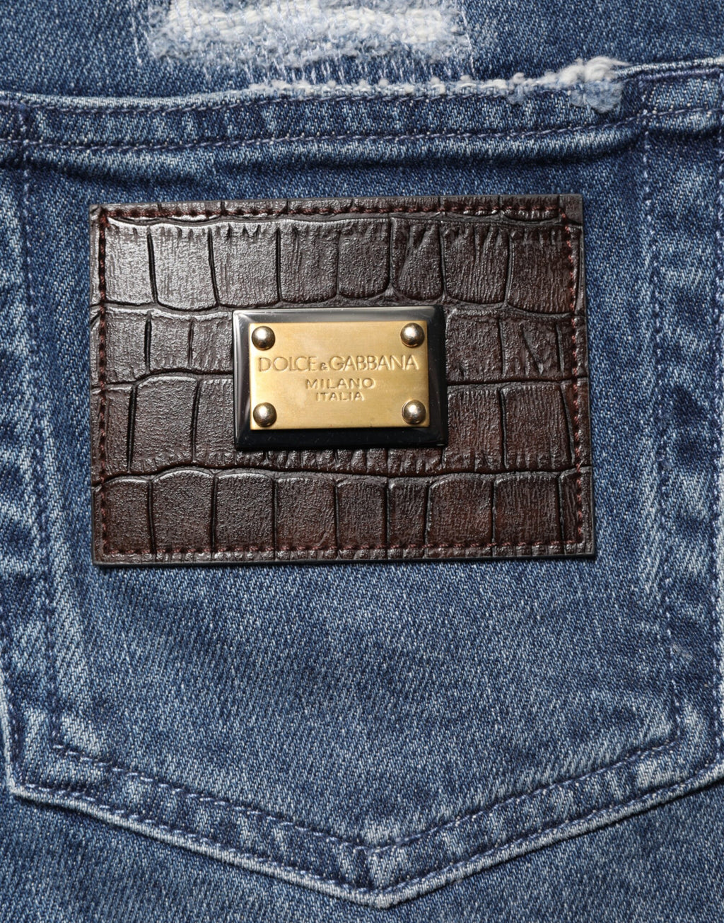 Jeans en denim bleu délavé Dolce & Gabbana Grace avec logo, style décontracté et détails usés.