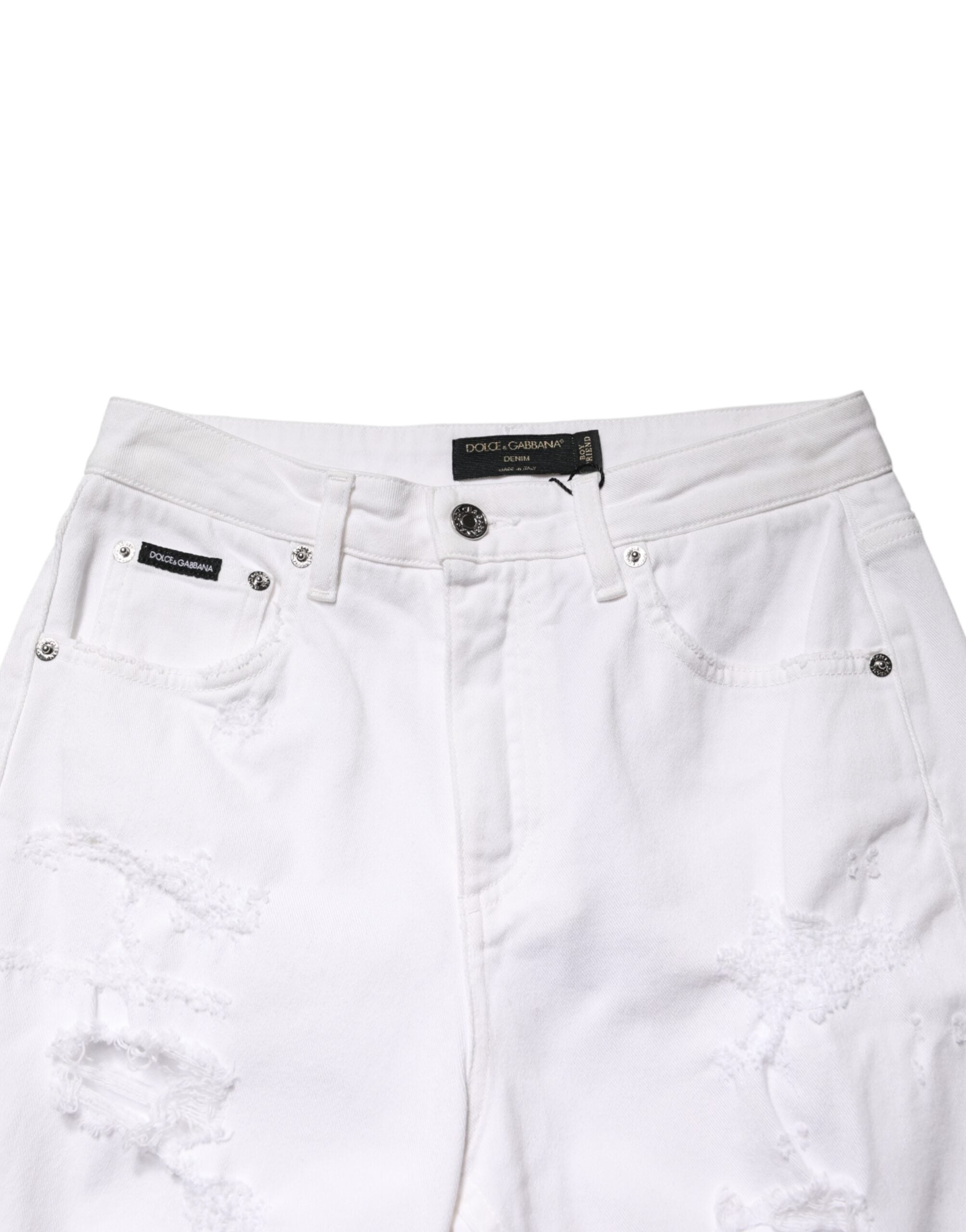 Jeans boyfriend en coton blanc déchiré de Dolce & Gabbana, style décontracté et tendance, visible en gros plan.