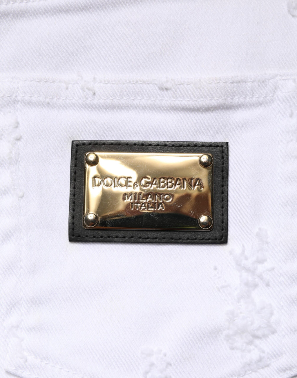 Jeans en denim blanc Dolce & Gabbana, taille haute, délavé avec un style déchiré, visible sur l'image.