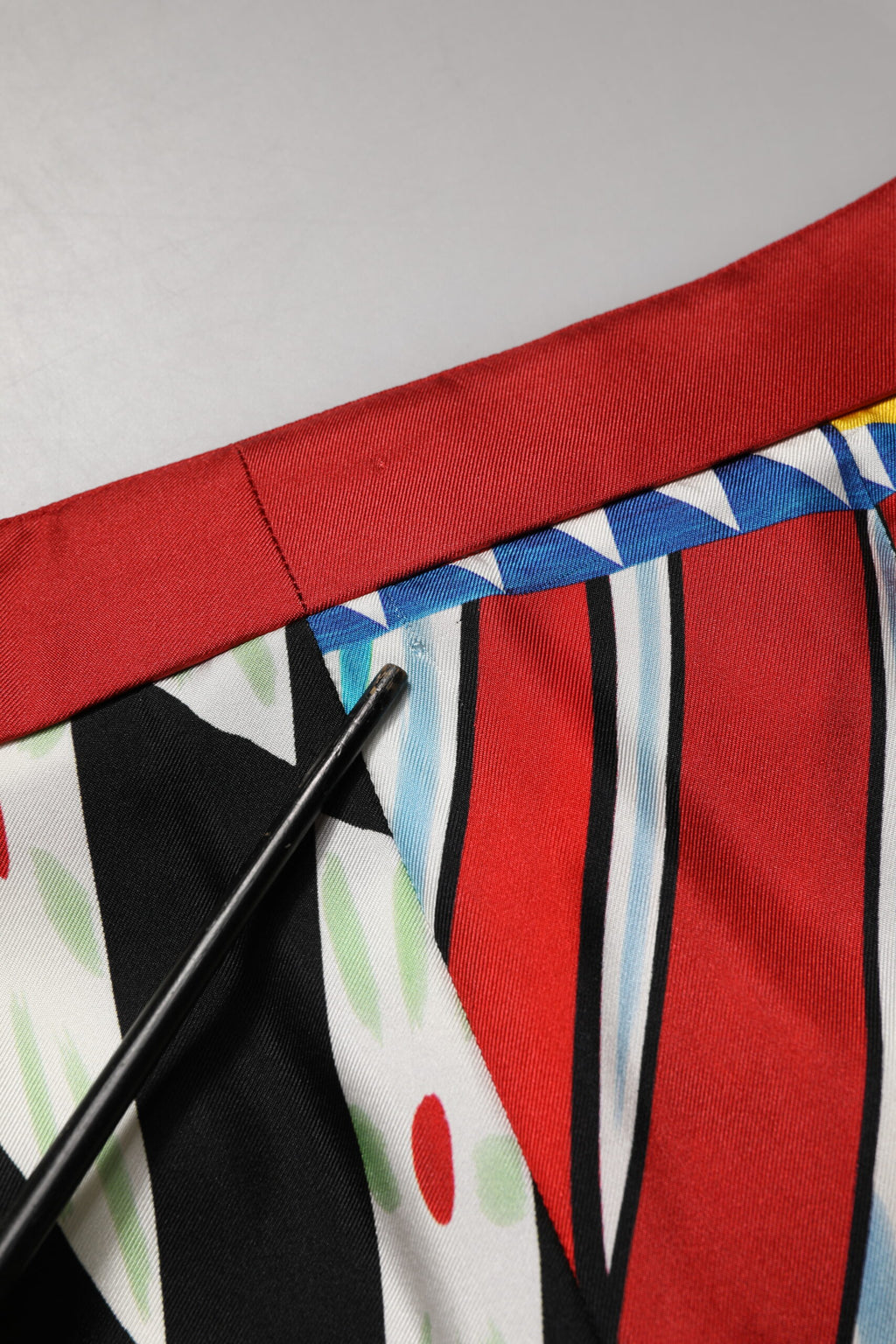 Pantalons droits Dolce & Gabbana à motif multicolore Carretto, design élégant et coloré, en tissu léger.