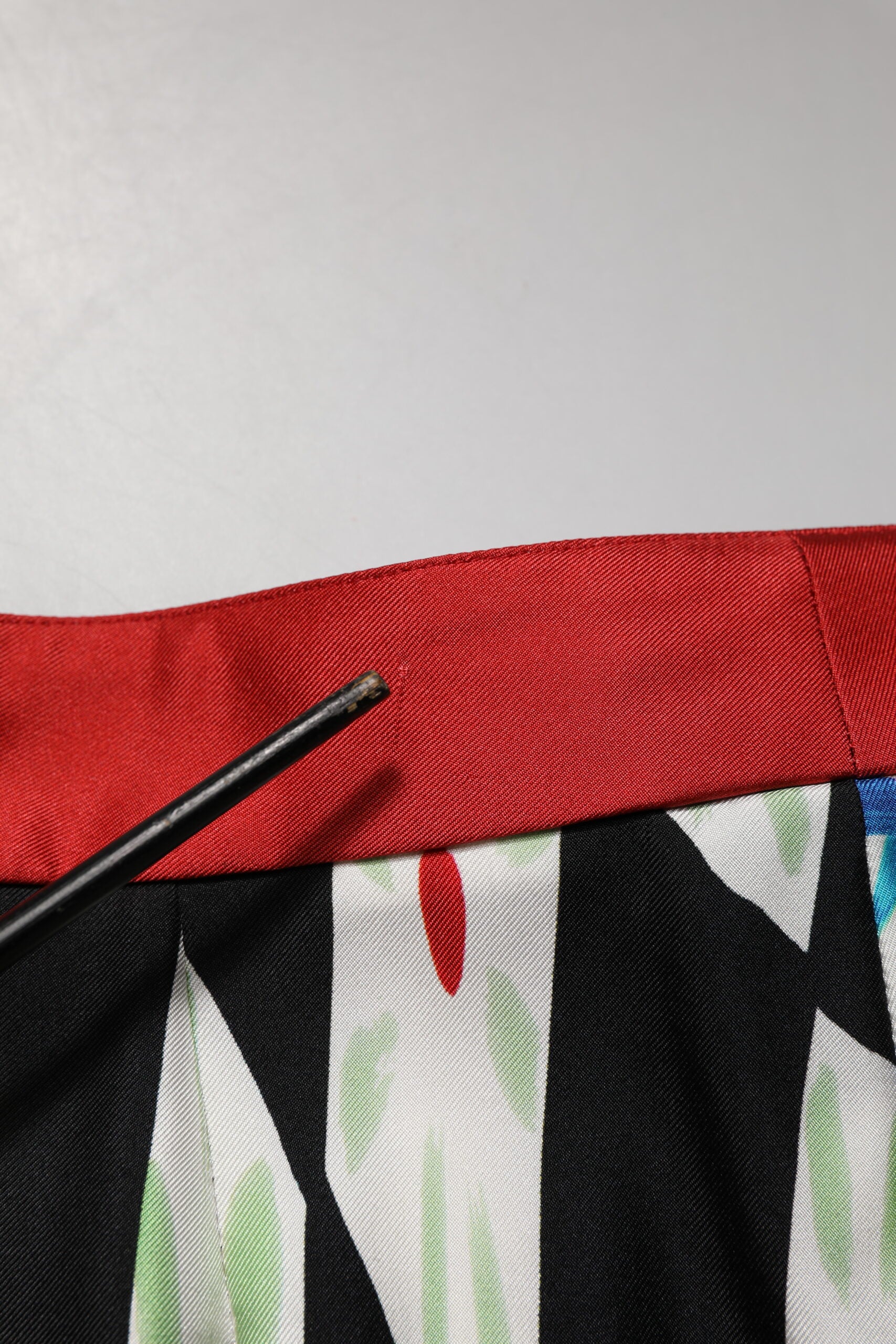 Pantalons droits Dolce & Gabbana à motif multicolore Carretto, tissu léger et élégant pour un style sophistiqué.