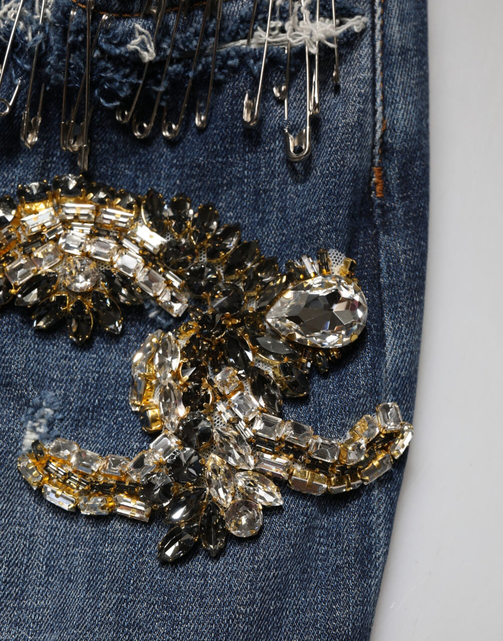 Jeans en denim bleu Dolce & Gabbana avec embellissements en strass et coton, style élégant et tendance.