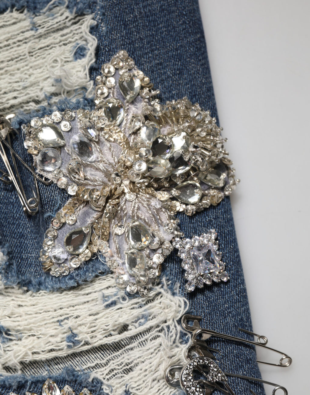 Jeans en denim bleu Dolce & Gabbana avec strass, coton, et embellissements en rhinestones, mode élégante et tendance.