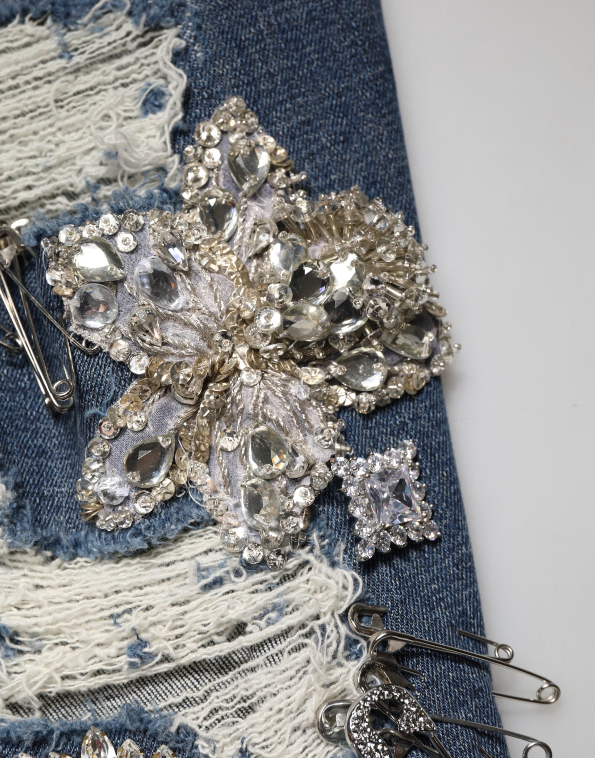 Jeans en denim bleu Dolce & Gabbana avec strass, coton, et embellissements en rhinestones, mode élégante et tendance.