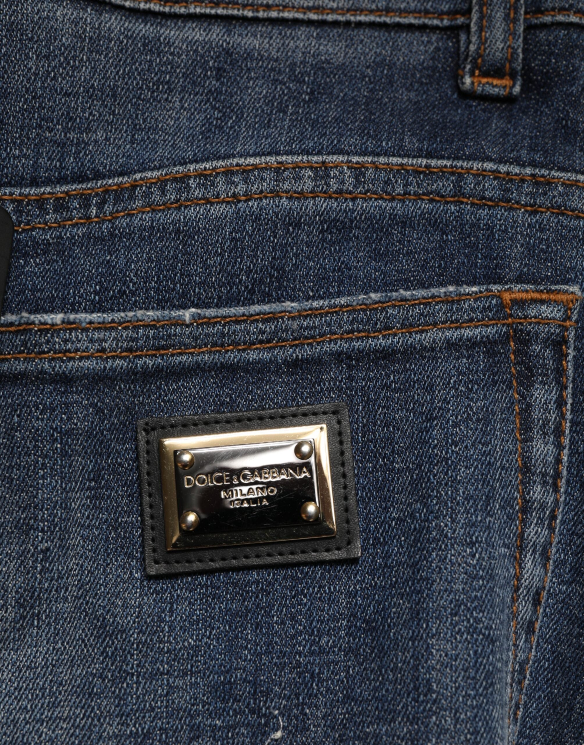 Jean en denim bleu Dolce & Gabbana en coton avec strass, détails ornés et embellissements en strass, style chic et tendance.