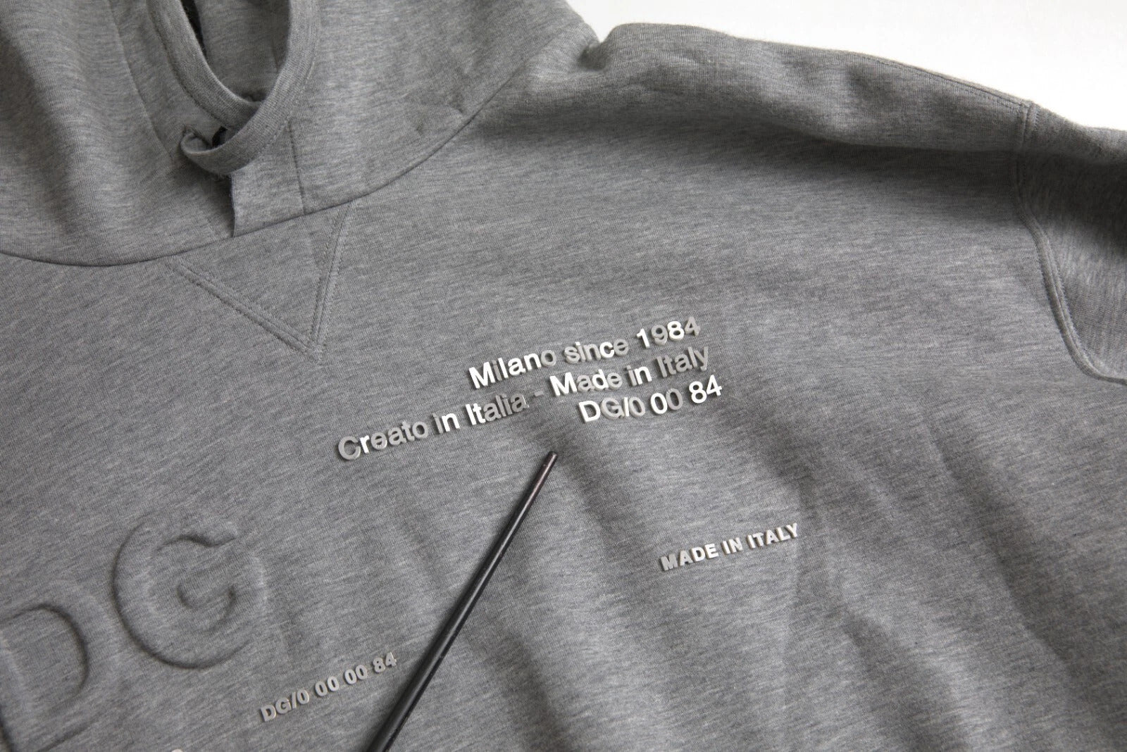 Sweat à capuche gris Dolce & Gabbana en coton avec logo, doux et confortable, porté sur un mannequin.