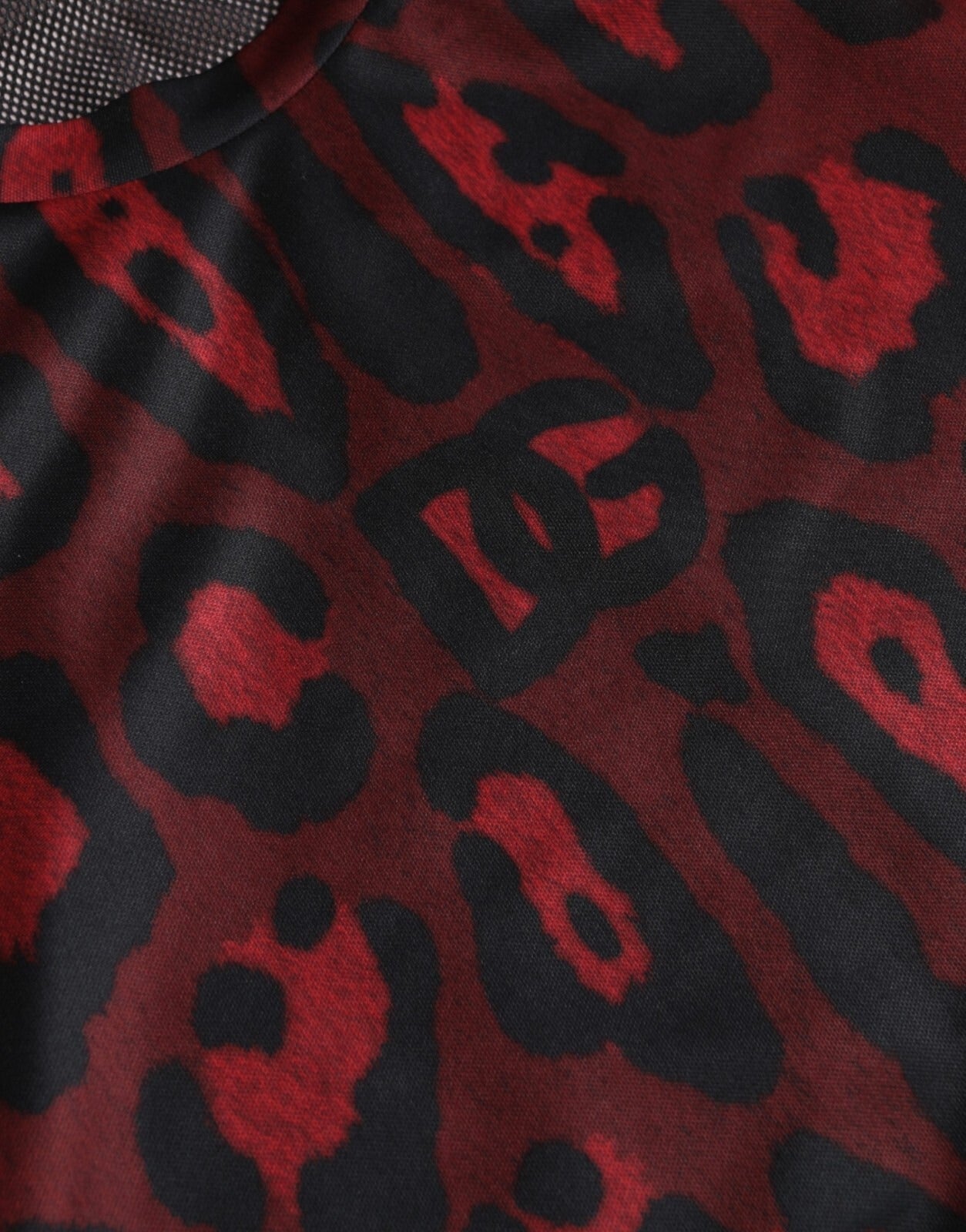 T-shirt sans manches pour homme Dolce & Gabbana, motif léopard rouge, coupe décontractée, affiché sur un fond neutre.