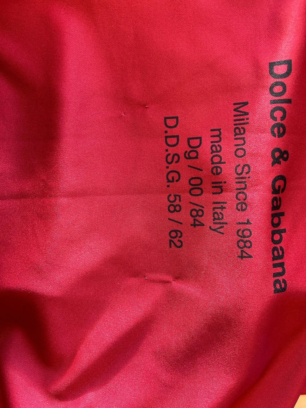T-shirt homme sans manches Dolce & Gabbana avec motif léopard rouge, style t-shirt décontracté.