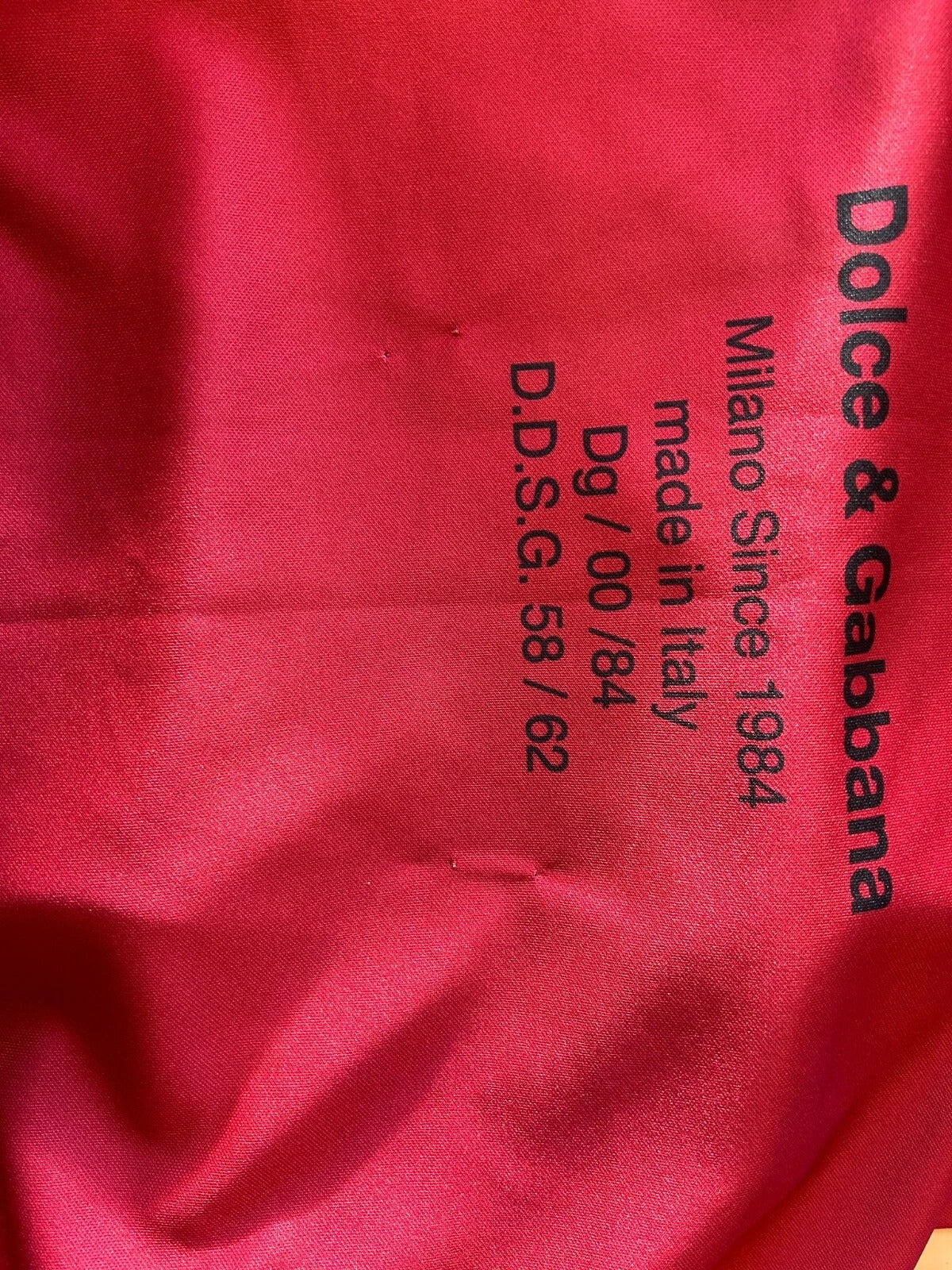 T-shirt homme sans manches Dolce & Gabbana avec motif léopard rouge, style t-shirt décontracté.