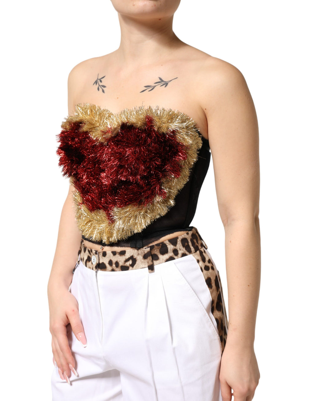 Bustier corset en tinsel noir et or Dolce & Gabbana avec cœur, style élégant et sophistiqué, porté en haut de tenue élégante.