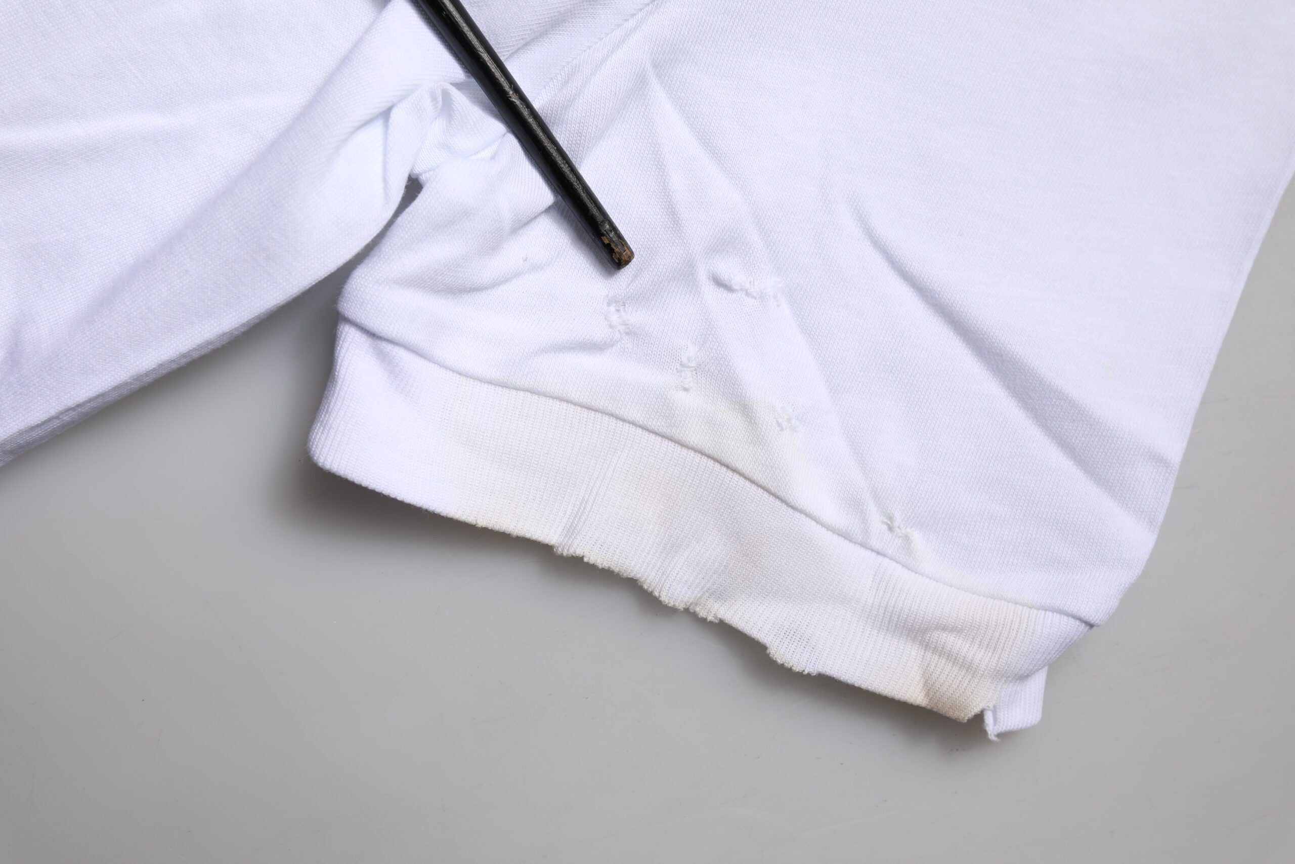 T-shirt blanc Dolce & Gabbana à logo DG, col rond et manches courtes, vue de face.