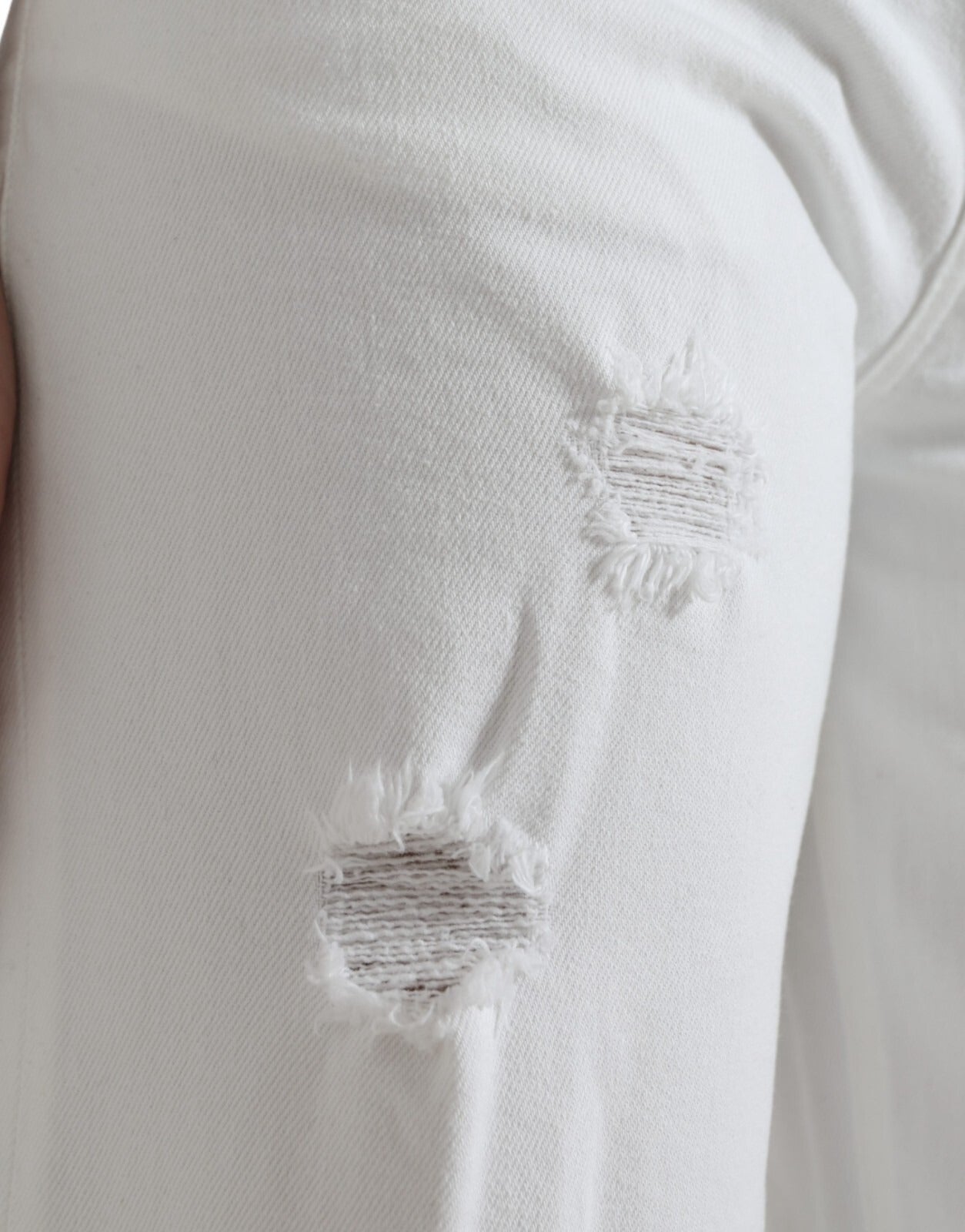 Jeans en denim blanc Dolce & Gabbana à jambes larges, coupe courte et en coton, avec détails de couture visibles.