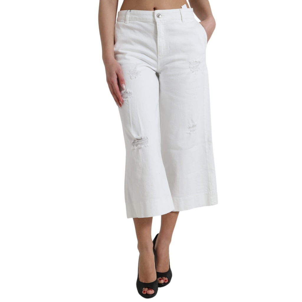 Jeans en denim blanc Dolce & Gabbana à jambes larges et coupe courte, en coton, affichés sur un mannequin.