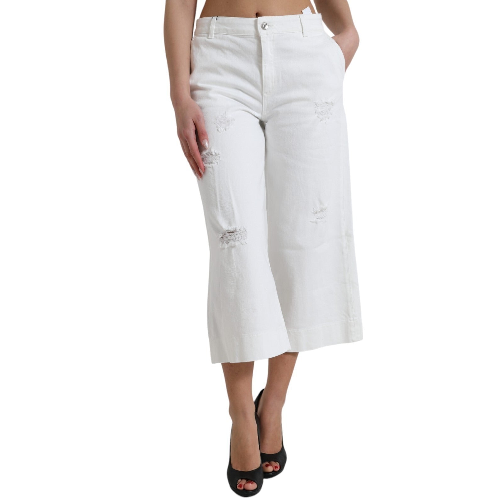 Jeans en denim blanc Dolce & Gabbana à jambes larges et coupe courte, en coton, affichés sur un mannequin.