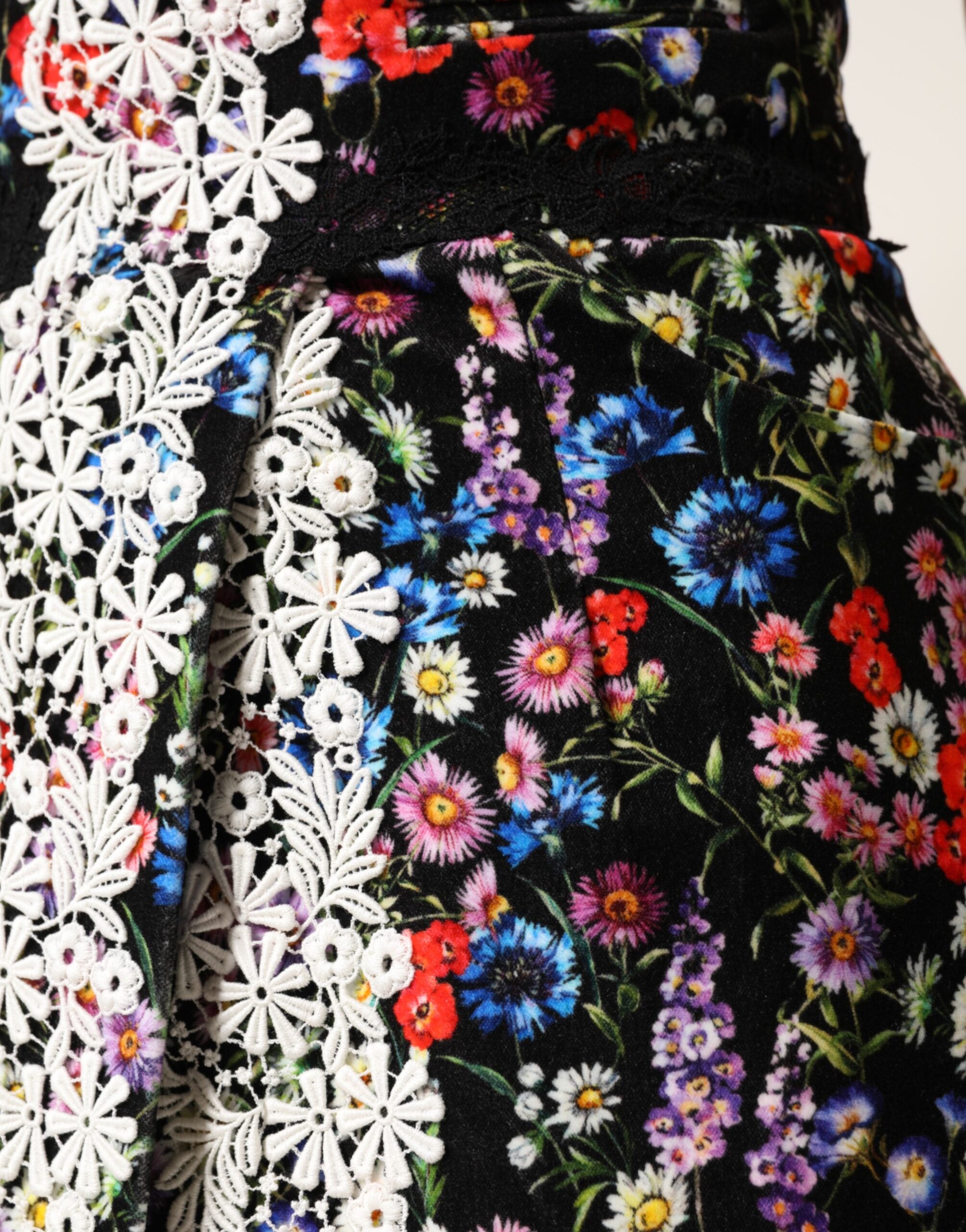 Jupe courte noire en dentelle florale en coton à taille haute de Dolce & Gabbana, détail élégant et féminin.