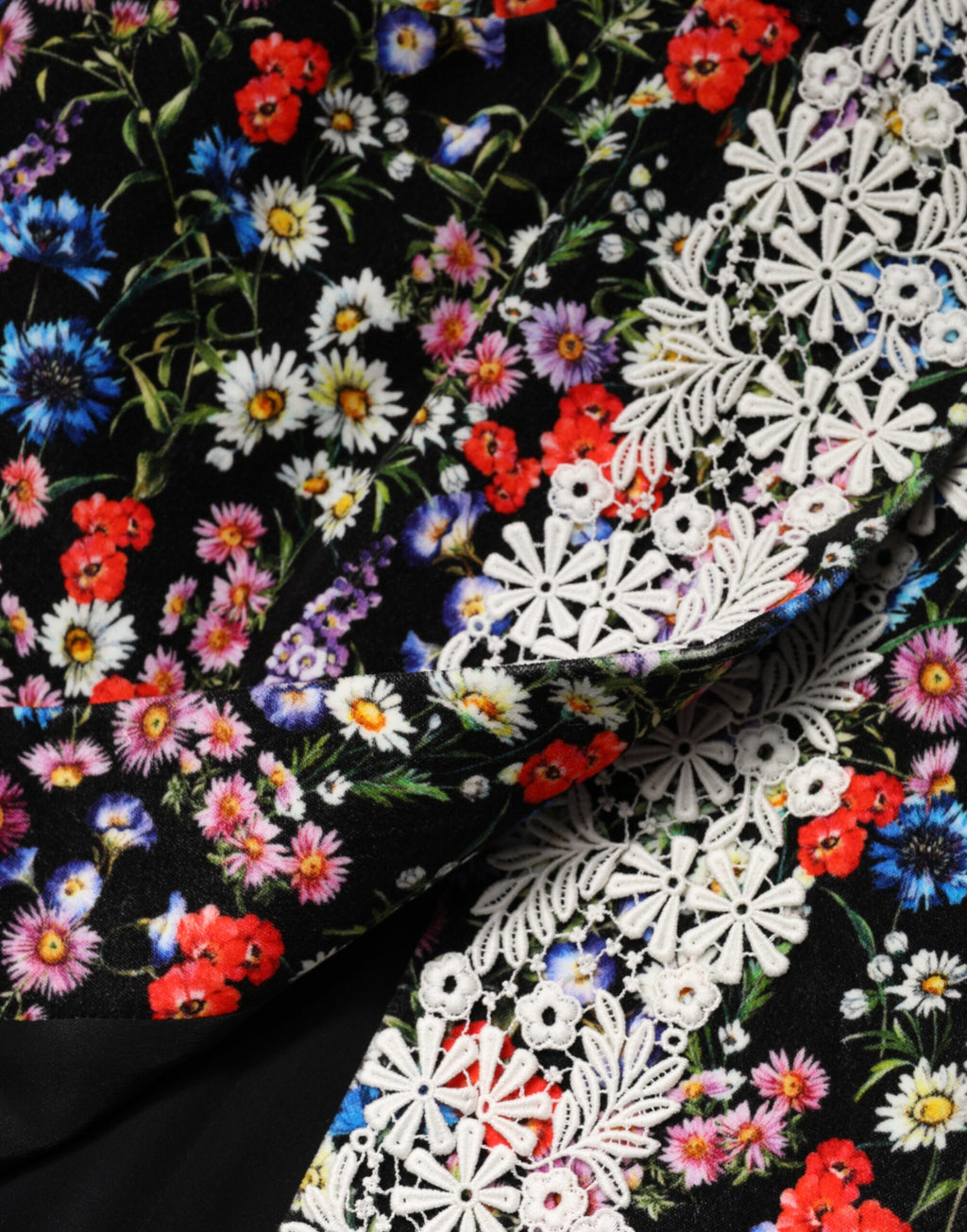 Jupe courte en coton noir avec dentelle florale Dolce & Gabbana, taille haute et style élégant, vue de face.