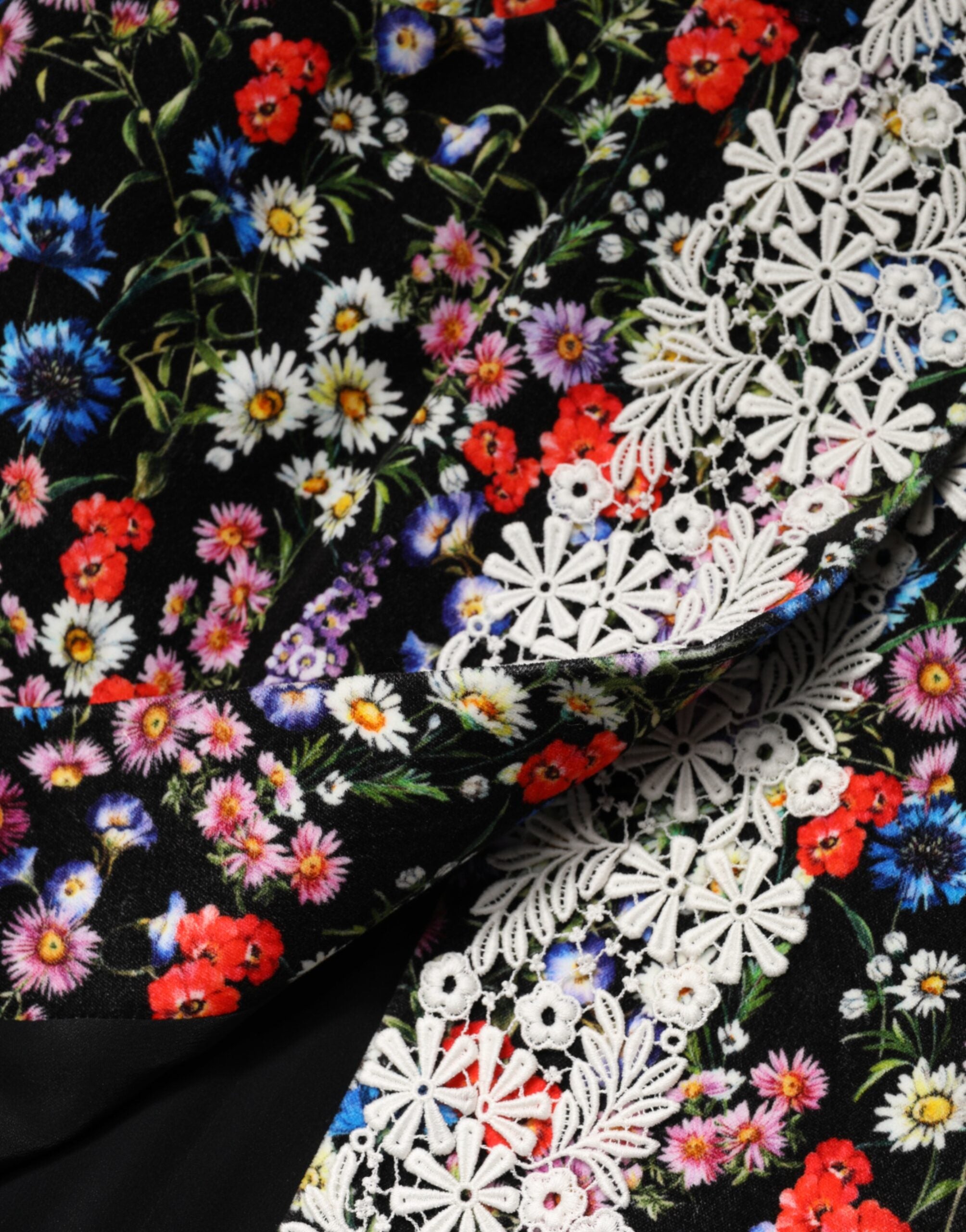 Jupe courte en coton noir avec dentelle florale Dolce & Gabbana, taille haute et style élégant, vue de face.