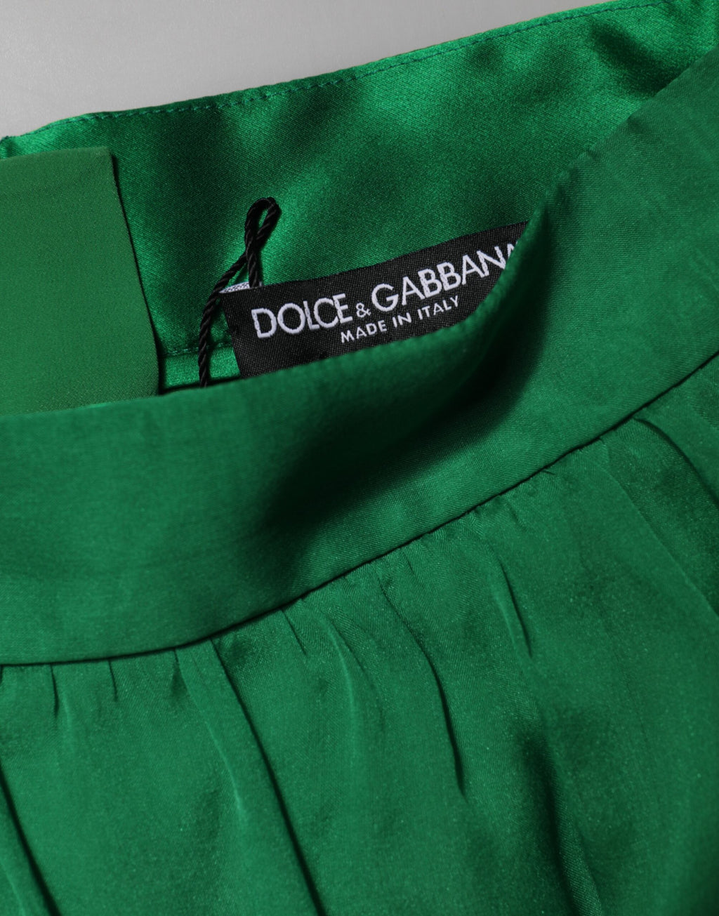 Shorts en soie vert Dolce & Gabbana pour femme, taille haute, style élégant et tendance, visibles dans l'image.