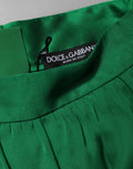 Shorts en soie vert Dolce & Gabbana pour femme, taille haute, style élégant et tendance, visibles dans l'image.