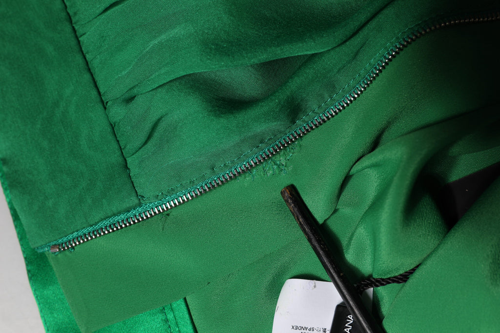 Shorts pour femmes Dolce & Gabbana en soie verte à taille haute, style mode chic et élégant.
