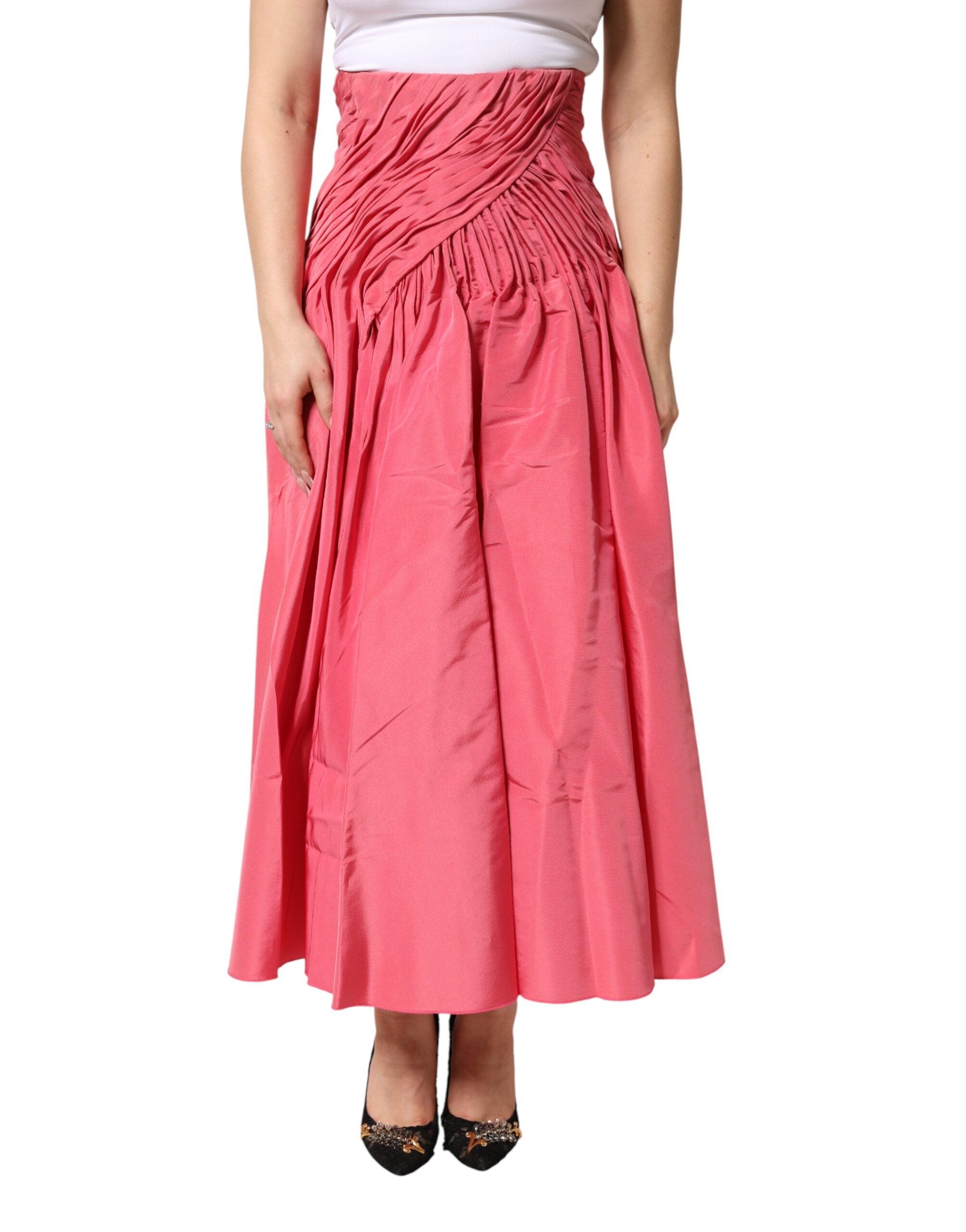 Jupe midi plissée en soie rose de haute taille de Dolce & Gabbana, visible en gros plan sur l'image.
